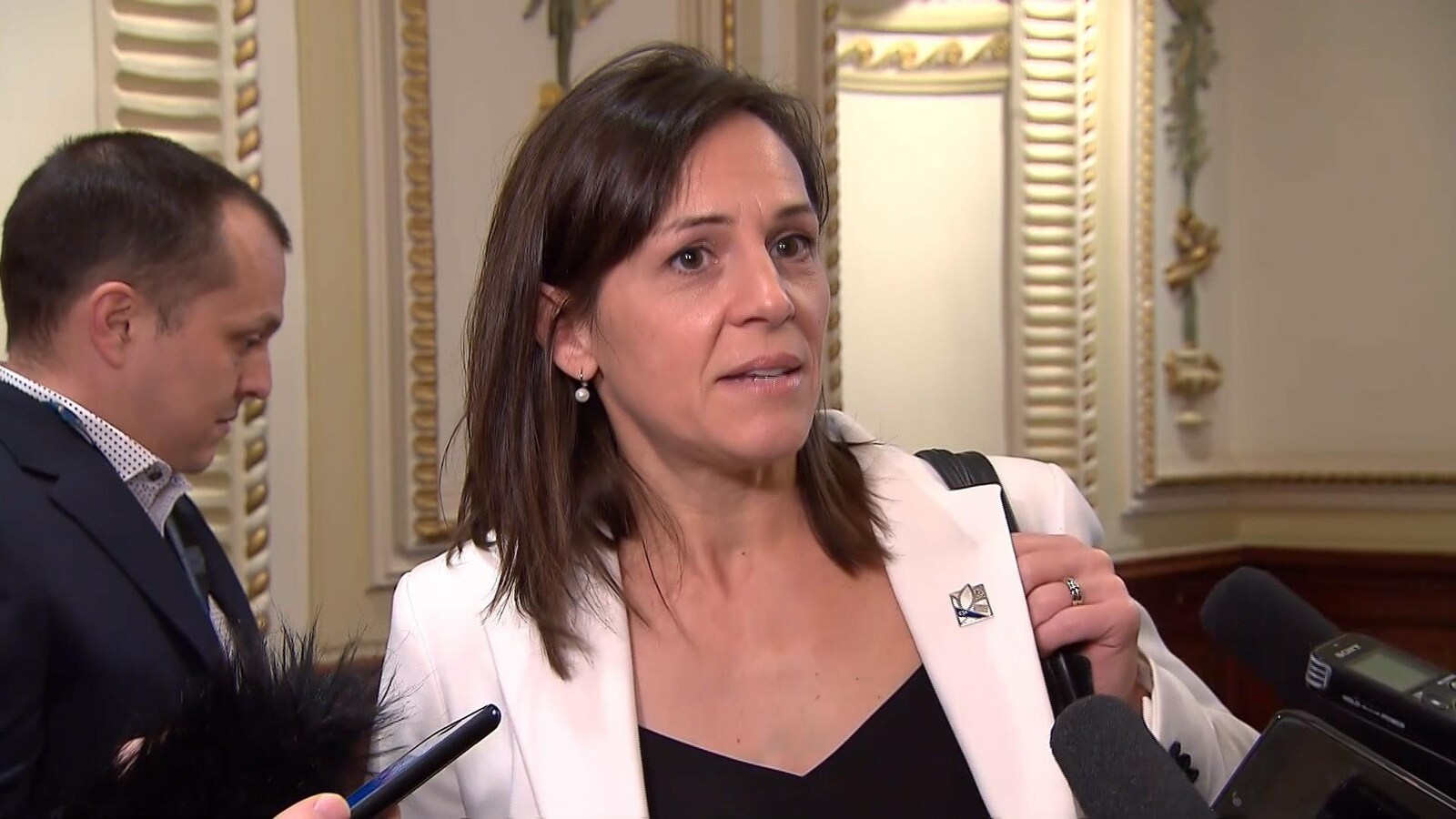Isabelle Charest répond aux questions de journalistes.