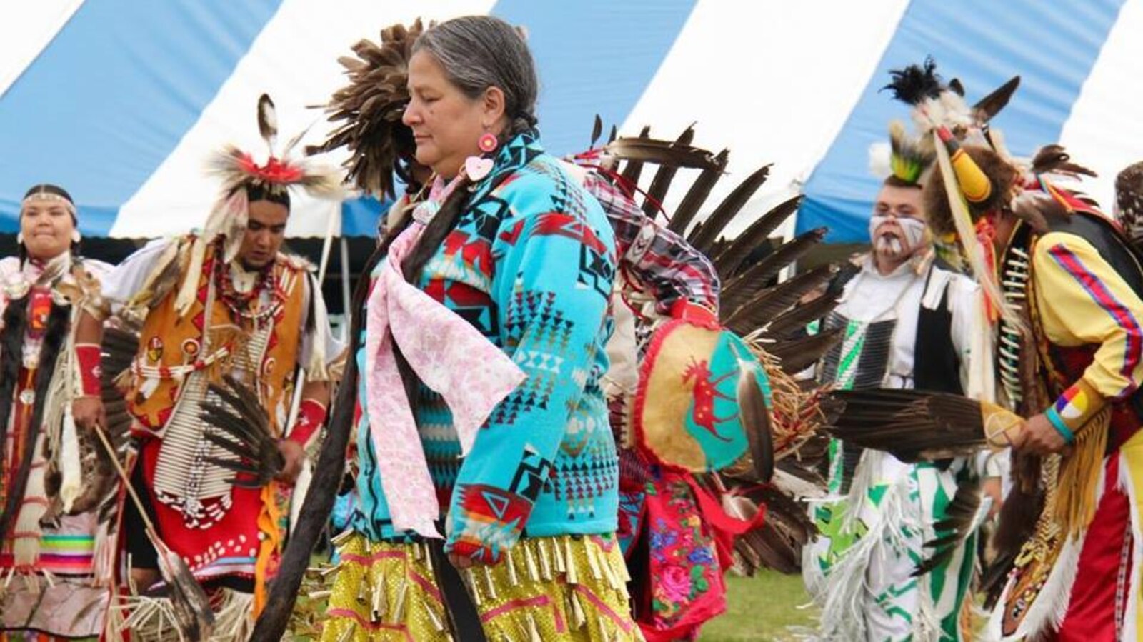 Isabelle Mapatchee lors d'une danse traditionnelle au pow-wow de Pikogan.