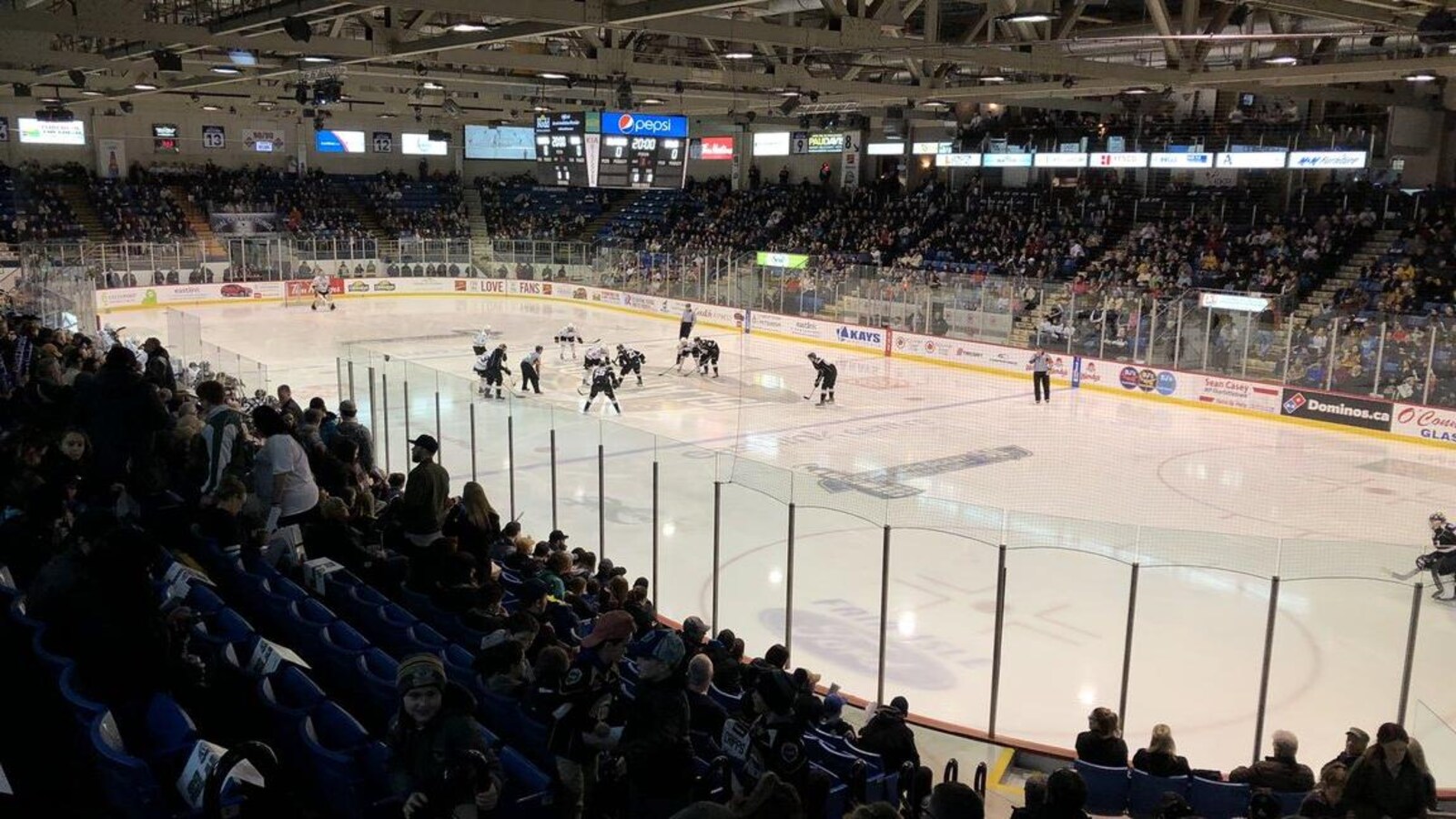 Mise en jeu au début du second match de la série entre les Islanders et les Screaming Eagles, le 23 mars 2019 à Charlottetown.