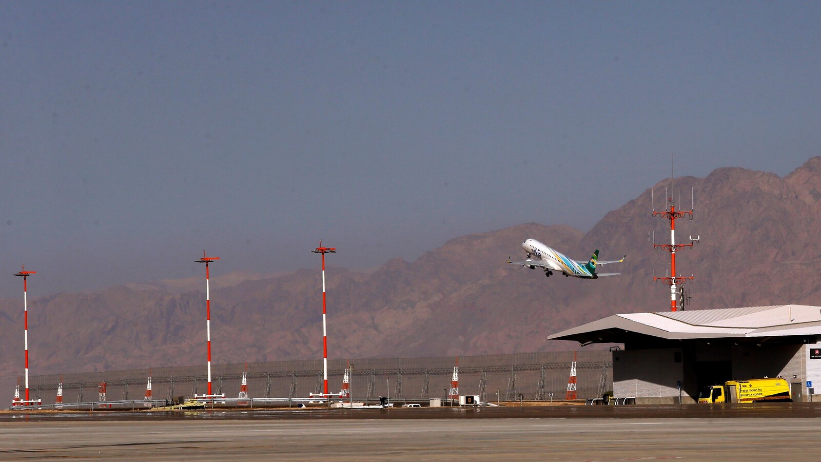 Un avion de la compagnie israélienne Arkia décolle depuis l'aéroport international Ramon à Eilat, en Israël.