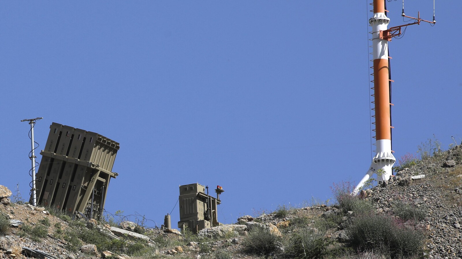 Une batterie de missile sur une colline rocheuse sous un ciel bleu sur le plateau du Golan.