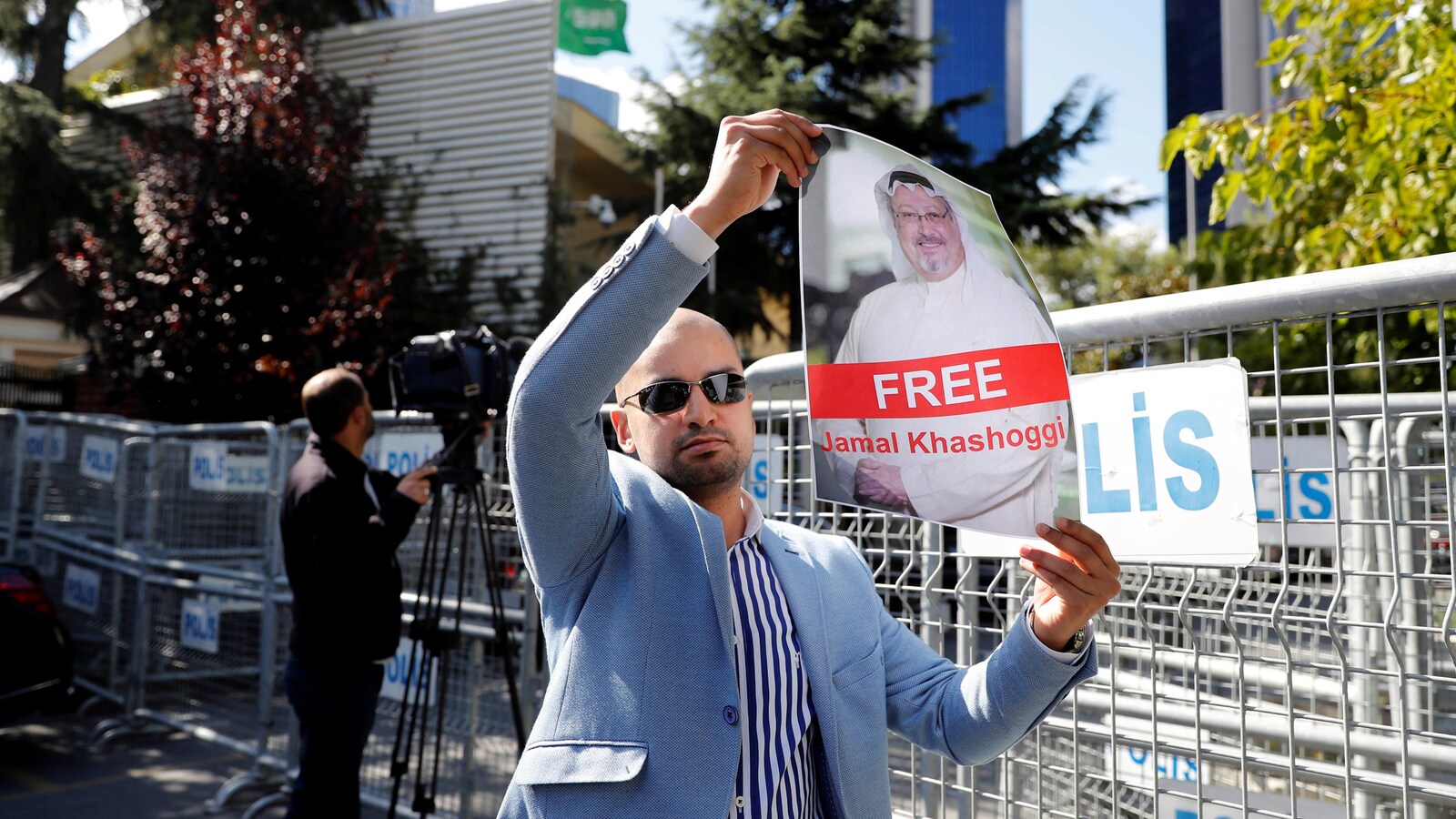 Un manifestant brandit une affichette du journaliste saoudien supposément exécuté Jamal Khashoggi.
