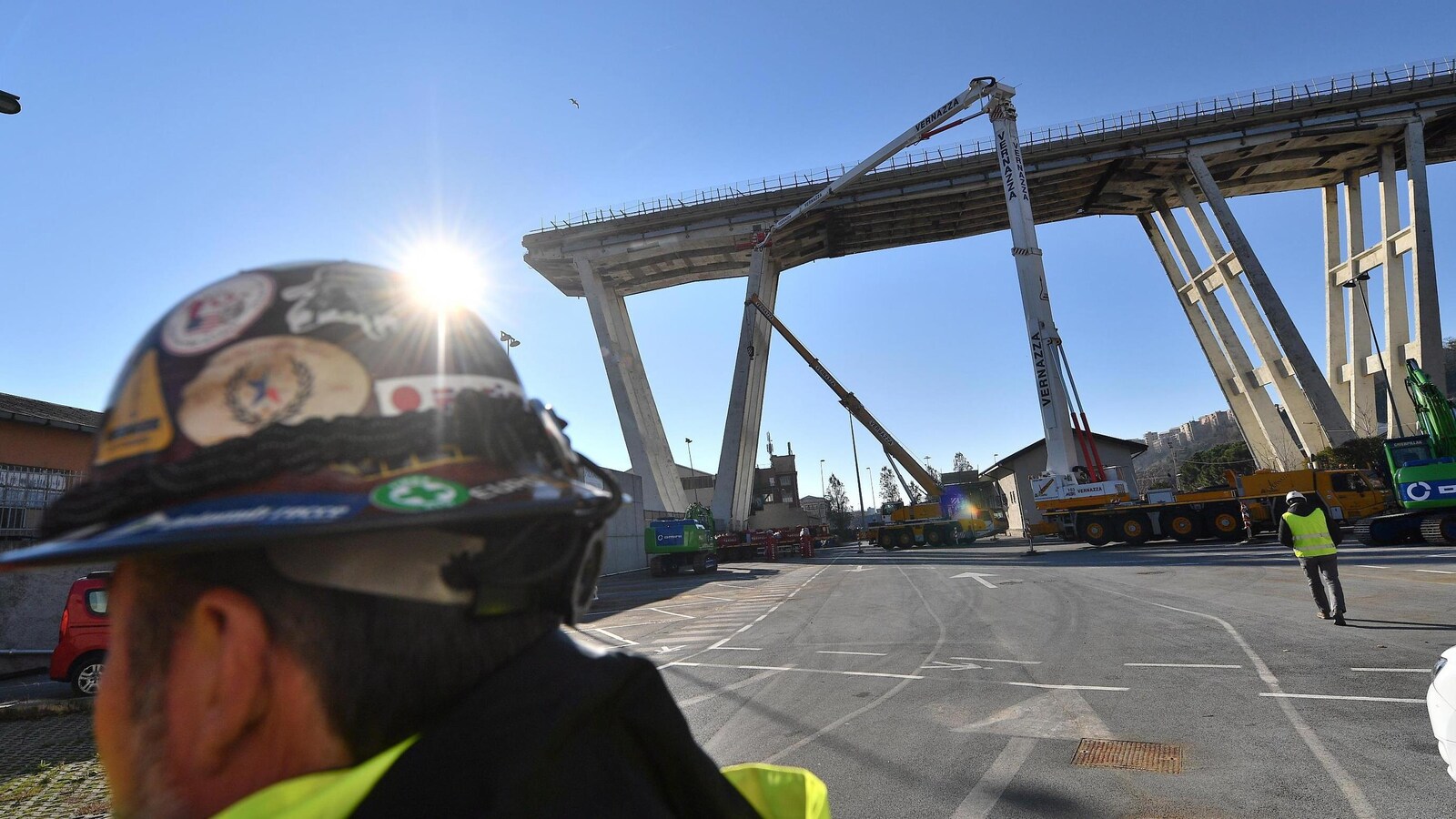 Ouverture du chantier de démolition du pont de l'autoroute Morandi en vue de la construction du futur pont à Gênes en Italie.