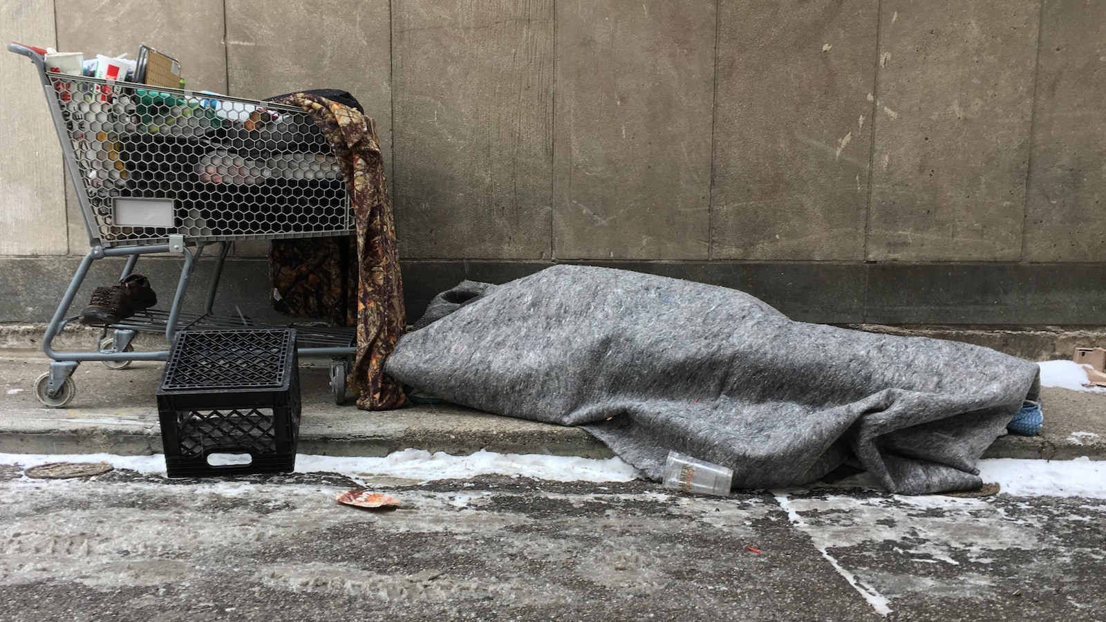 Une personne sans-abri en hiver.