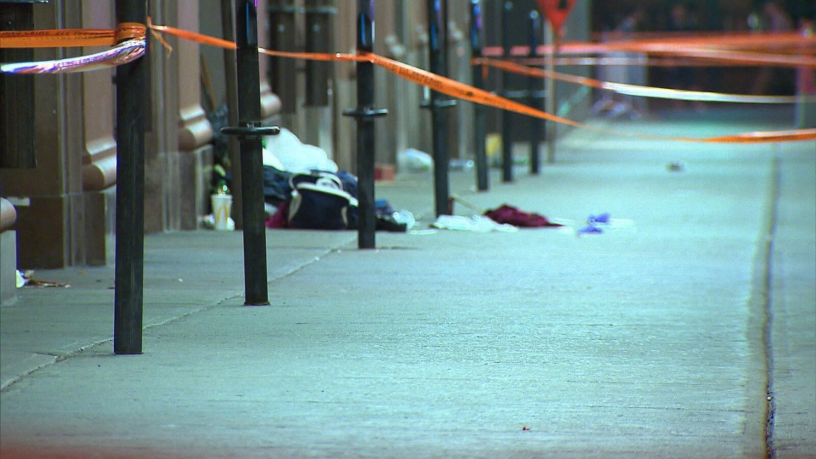 Une scène de crime délimitée par le Service de police de la Ville de Montréal.