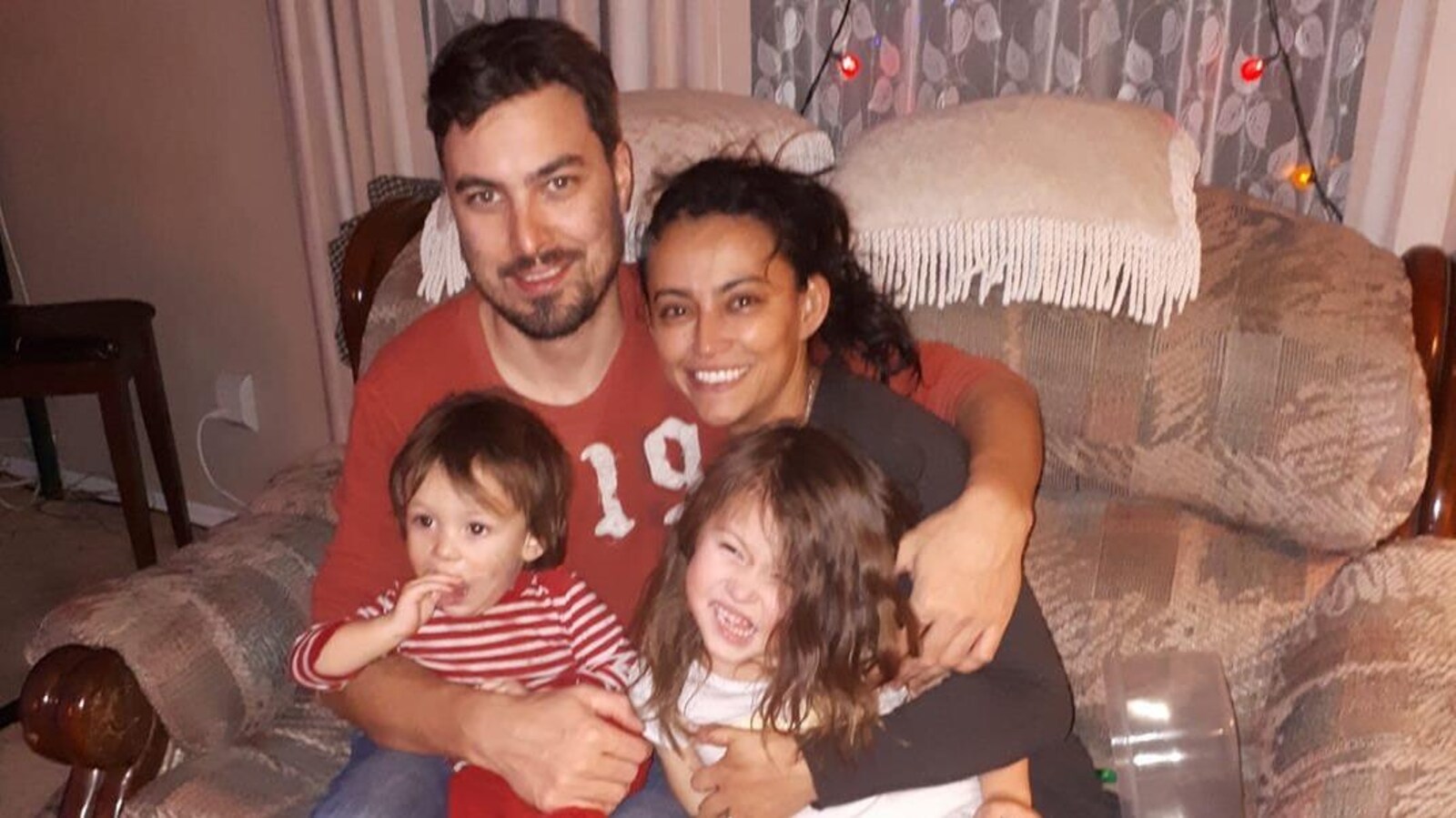 Robin McCluskey et Ivonne T. Bernal, avec leurs deux enfants.
