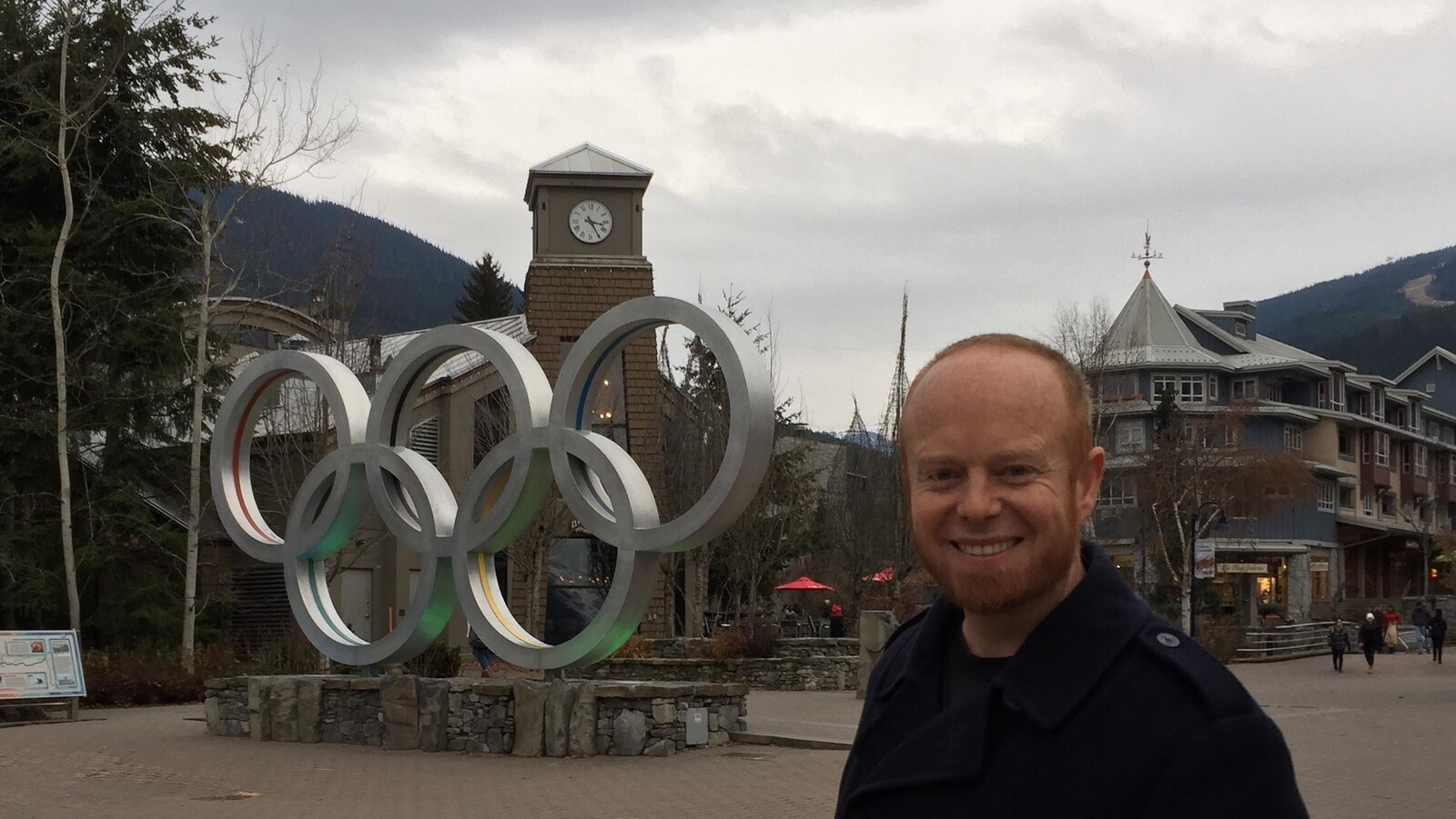 Le maire Jack Crompton devant les anneaux olympiques.