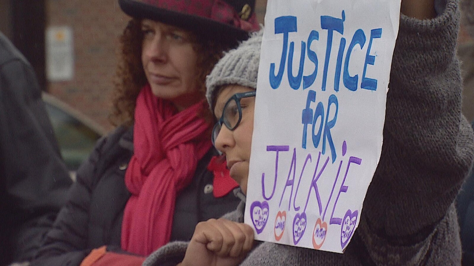 Brandissant des pancartes où il était écrit «Justice pour Jackie», l'assemblée s'est rendue à l'angle de la 17e Avenue et de la 11e Rue, à l'endroit même où Jackie Crazybull fut tuée.