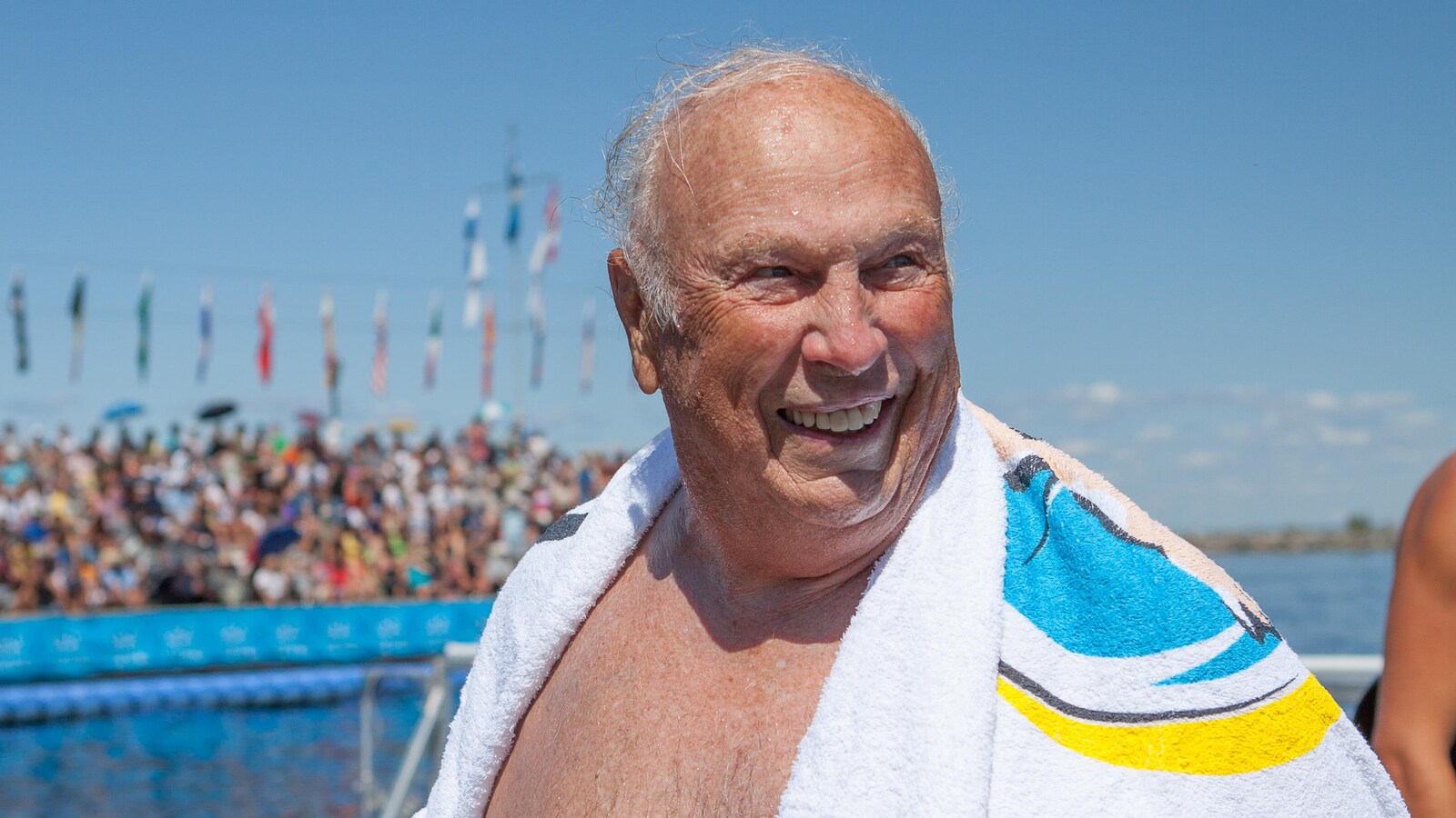 Jacques Amyot s'essuie avec une serviette après avoir sauté à l'eau