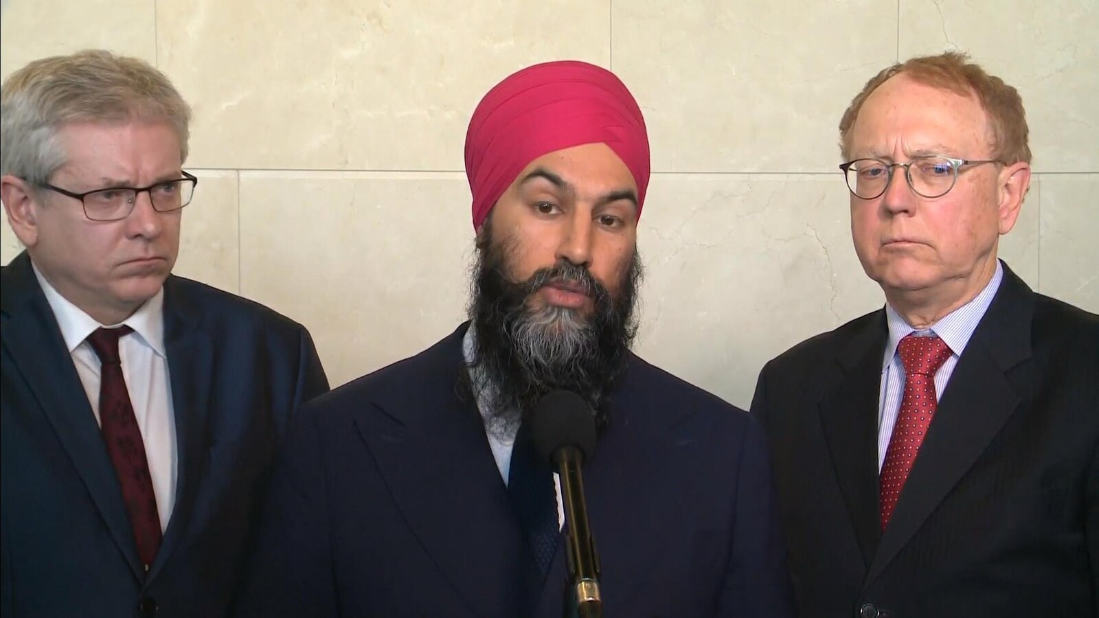 Jagmeet Singh devant un micro.