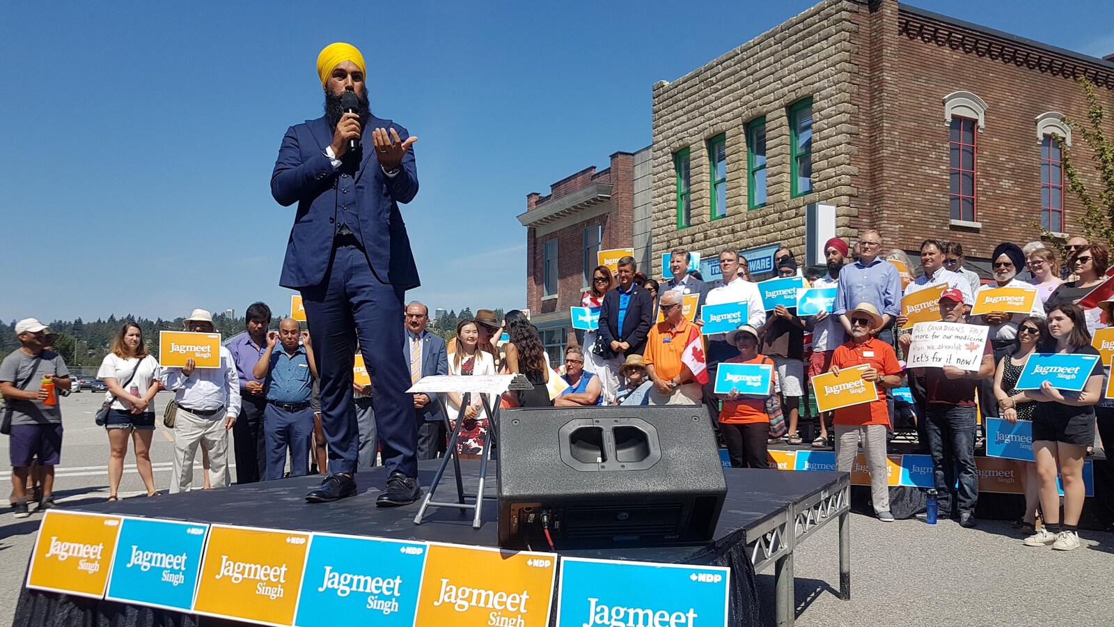 Jagmeet Singh se tient debout sur une estrade entouré de partisans lors de l'annonce de sa candidature dans Burnaby-Sud