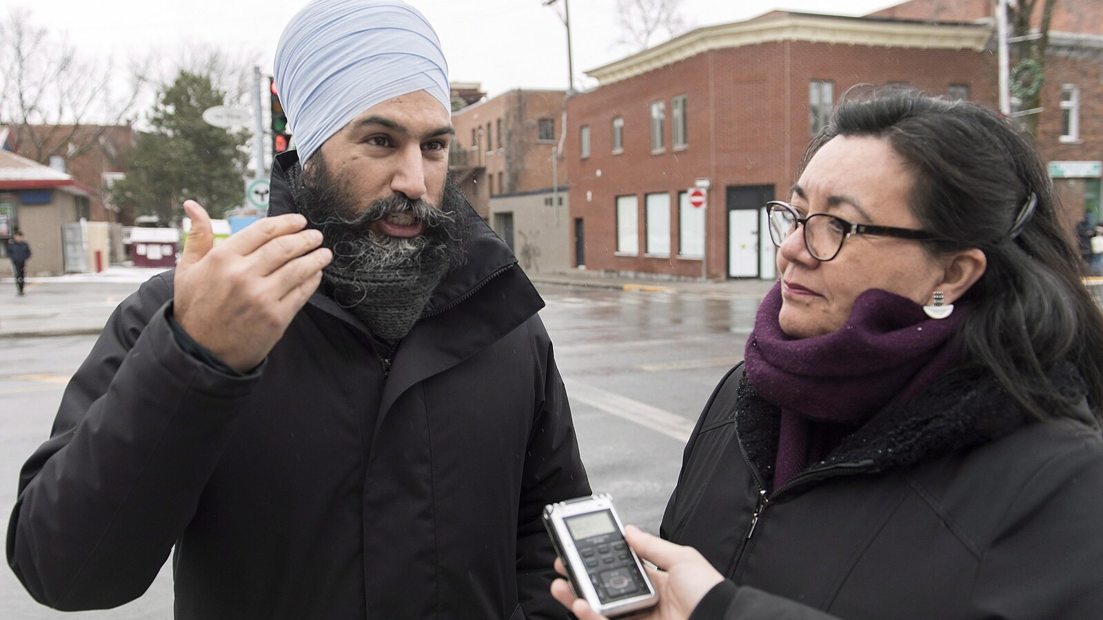 Le chef du NPD, Jagmeet Singh, et la candidate néo-démocrate d'Outremont, Julia Sanchez, s'adressent aux médias samedi lors d'une visite de l'arrondissement Outremont de Montréal.