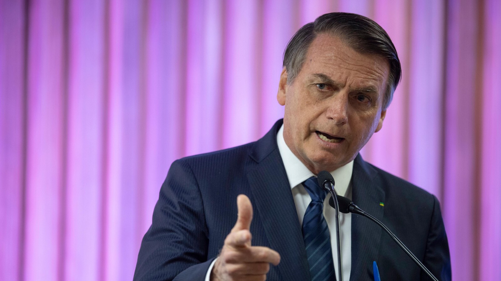 M. Bolsonaro sourit.