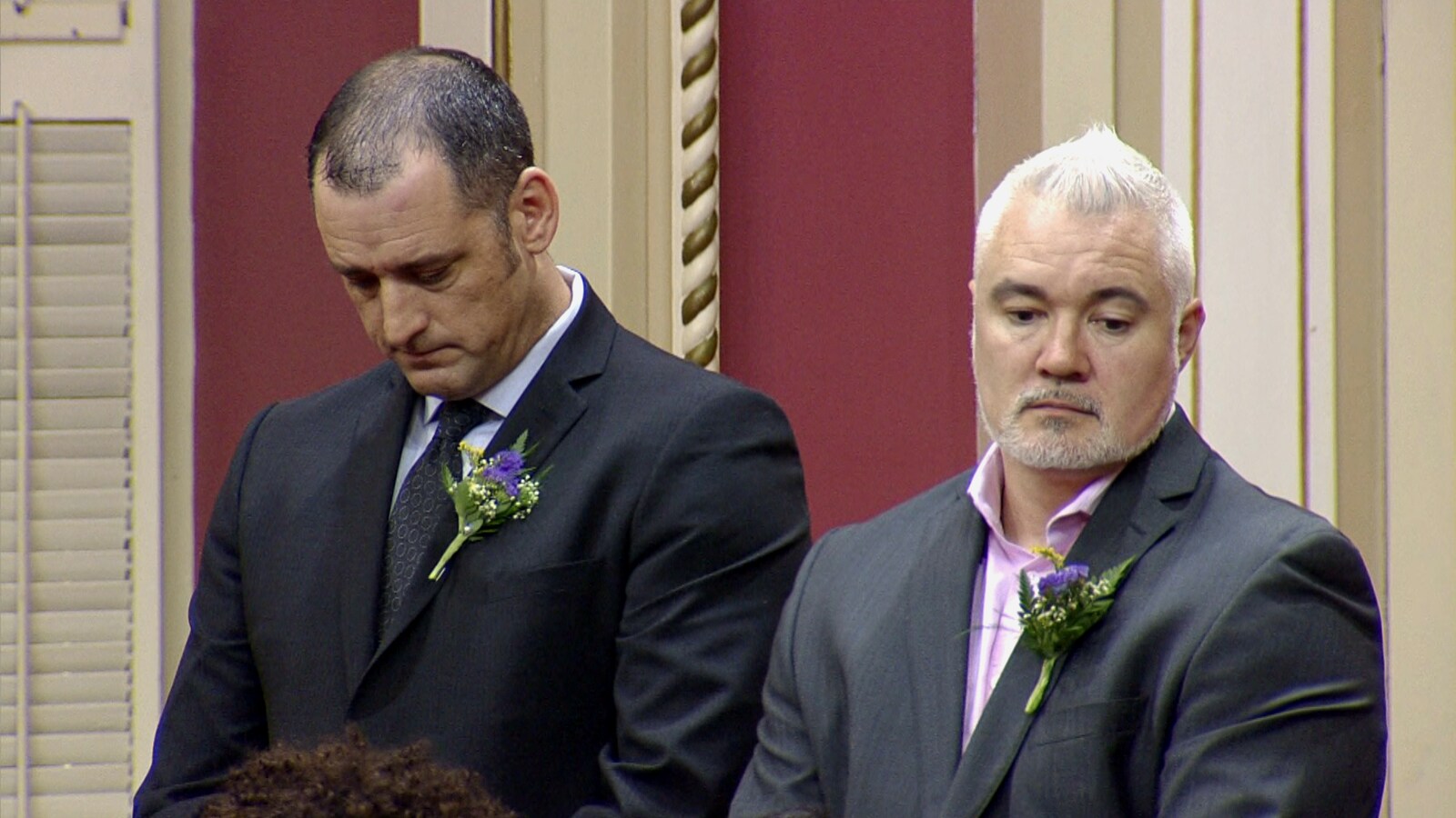 Jake Gravelle et Derek McColgan portent des habites décorés d'une fleur mauve.