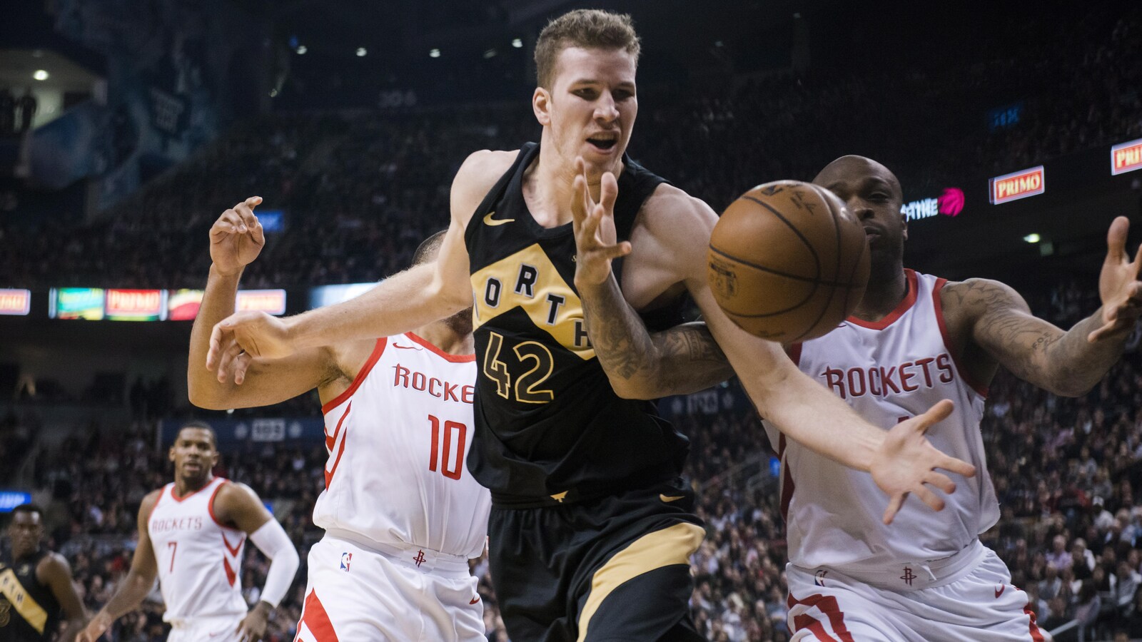 Jakob Poeltl tente de récupérer le ballon qui échappe à PJ Tucker des Rockets de Houston.