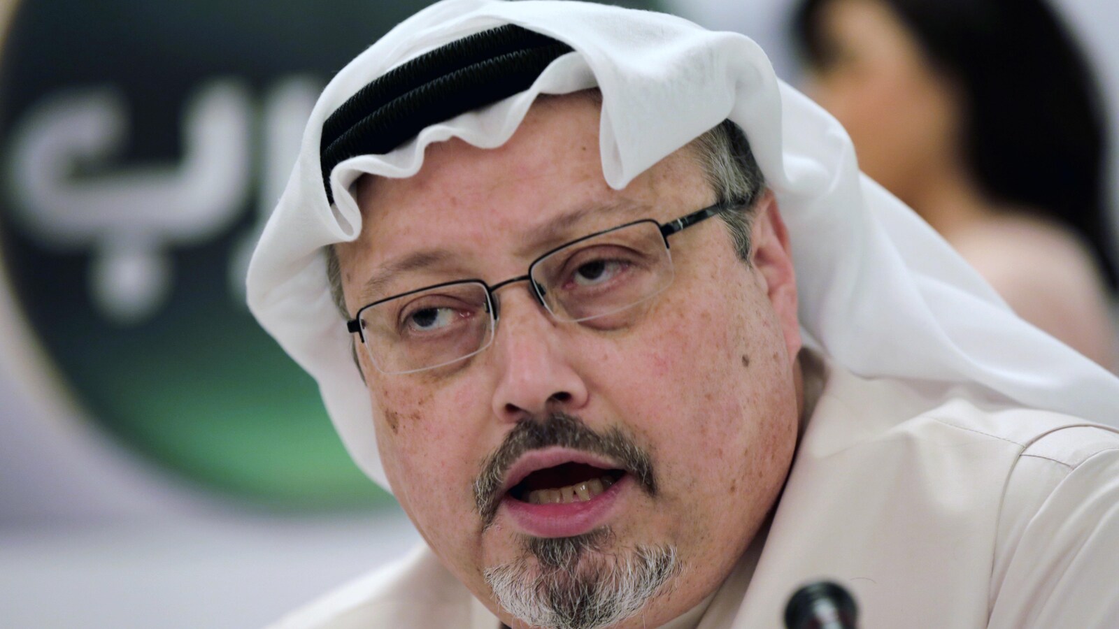 Plan rapproché de Jamal Khashoggi qui parle lors d'une conférence de presse à Manama à Bahreïn le 1er février 2015