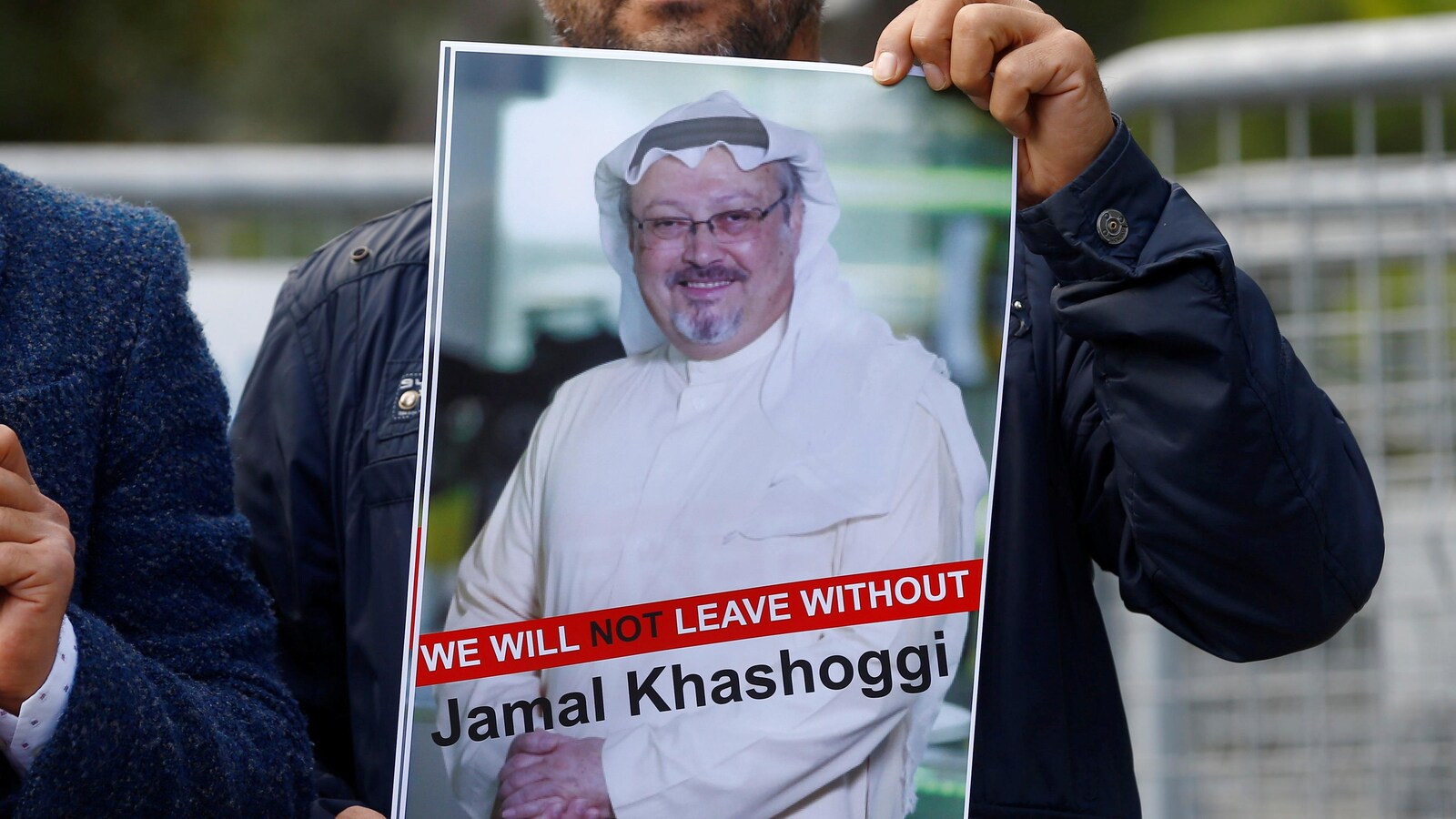 Un manifestant tient une photo du journaliste saoudien Jamal Khashoggi.