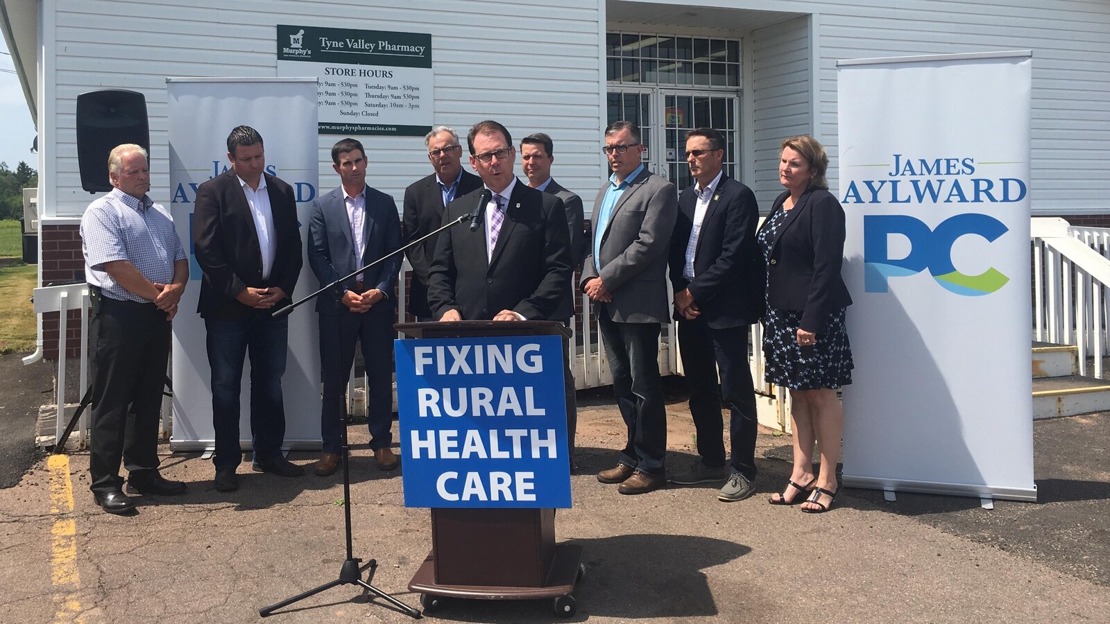Le chef progressiste-conservateur James Aylward avec son caucus lors de l'annonce de son plan pour transformer le système de santé à l'Île-du-Prince-Édouard.