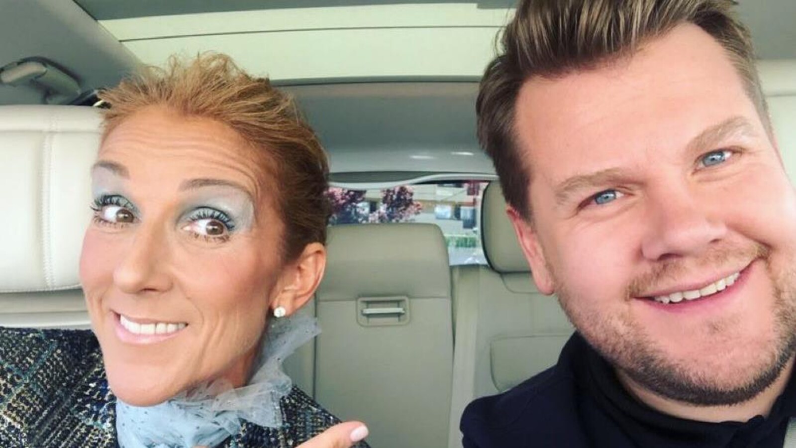 Céline Dion et James Corden assis côte-à-côte sur les sièges avant d'une voiture.