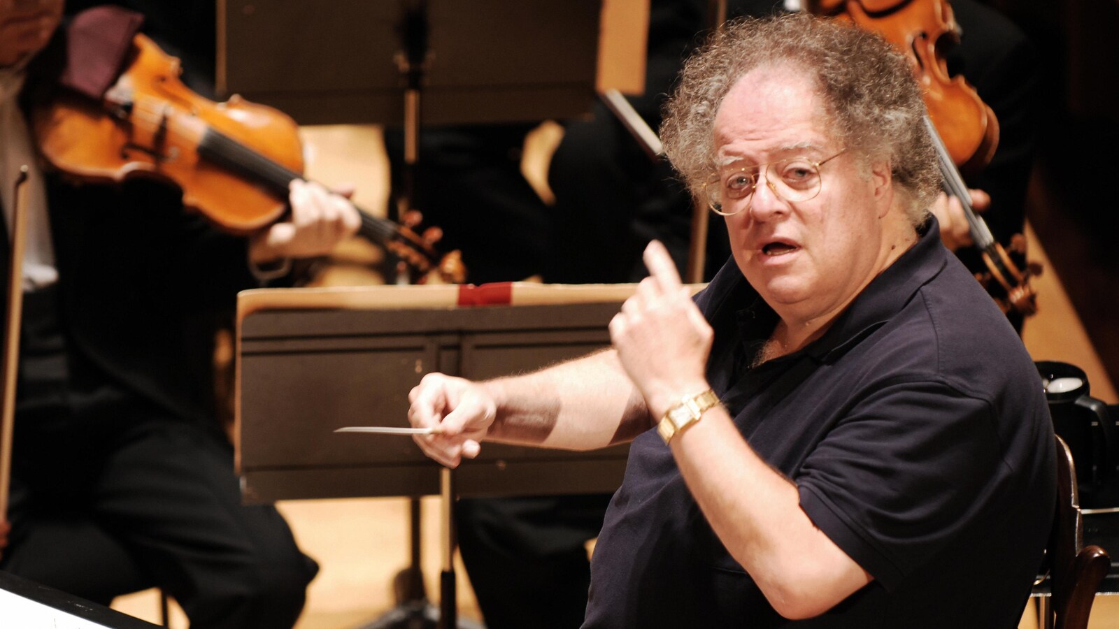 Le chef d'orchestre James Levine regarde le photographe tout en dirigeant son orchestre, lors d'une répétition.
