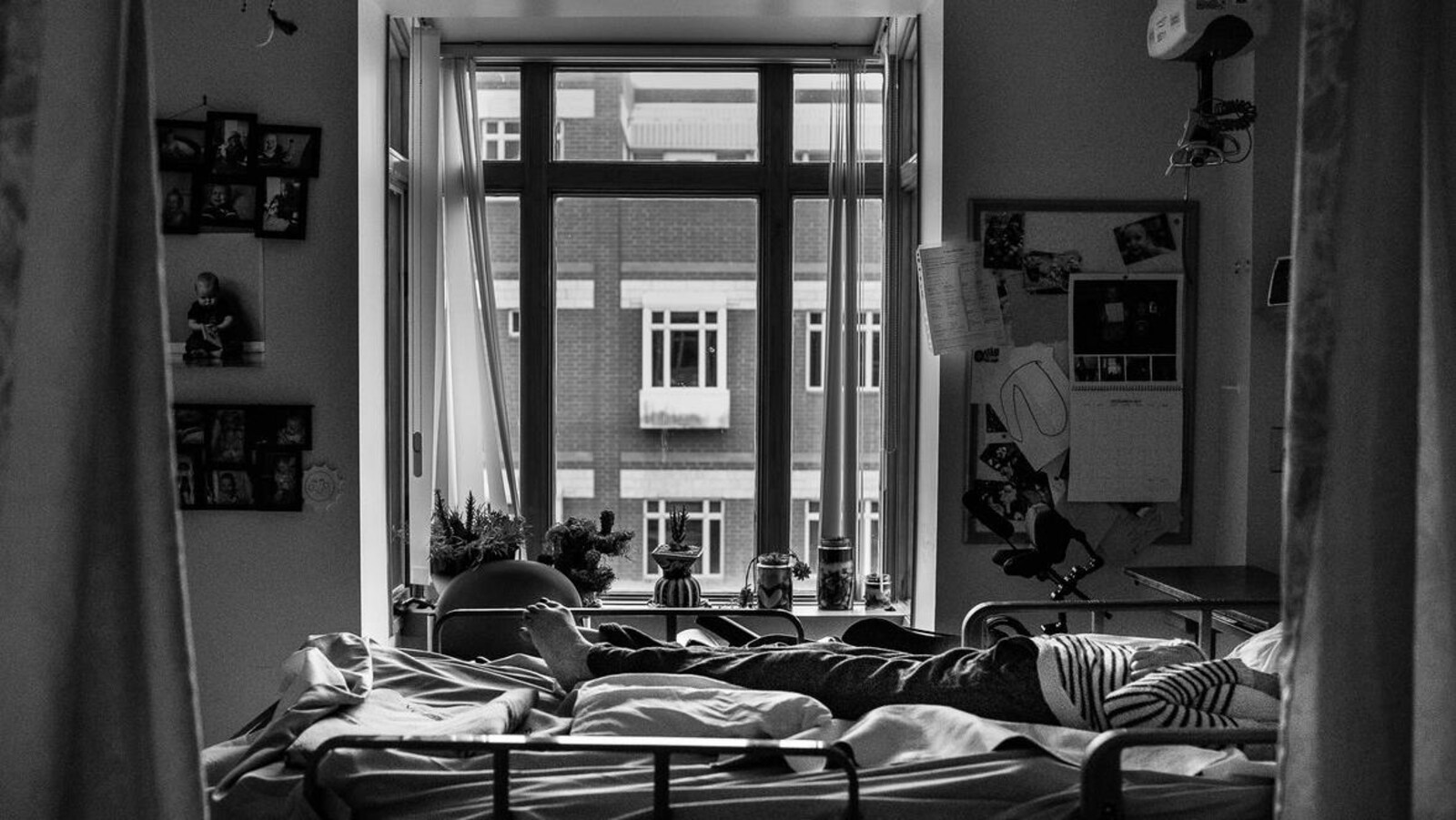 La fenêtre de la chambre de la mère de Jamie Woytiuk est décorée de plantes et de photos de famille.