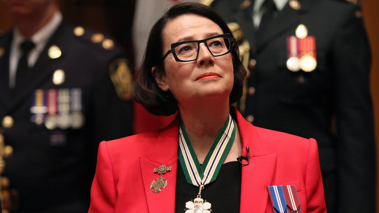 Une femme politique habillée en rouge avec des médailles.