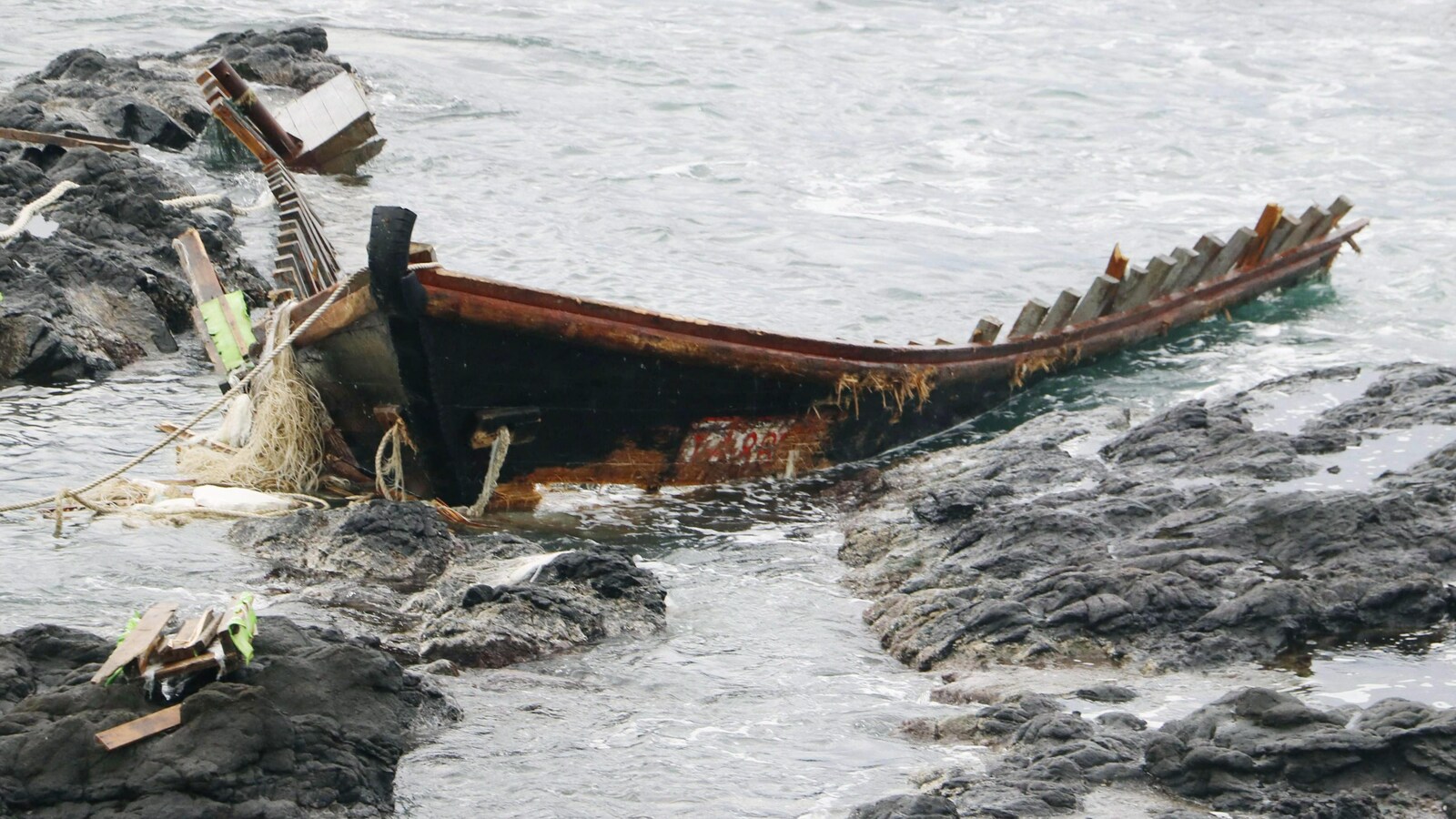 Un bateau de bois en très mauvais état s'est échoué sur les côtes japonaises.