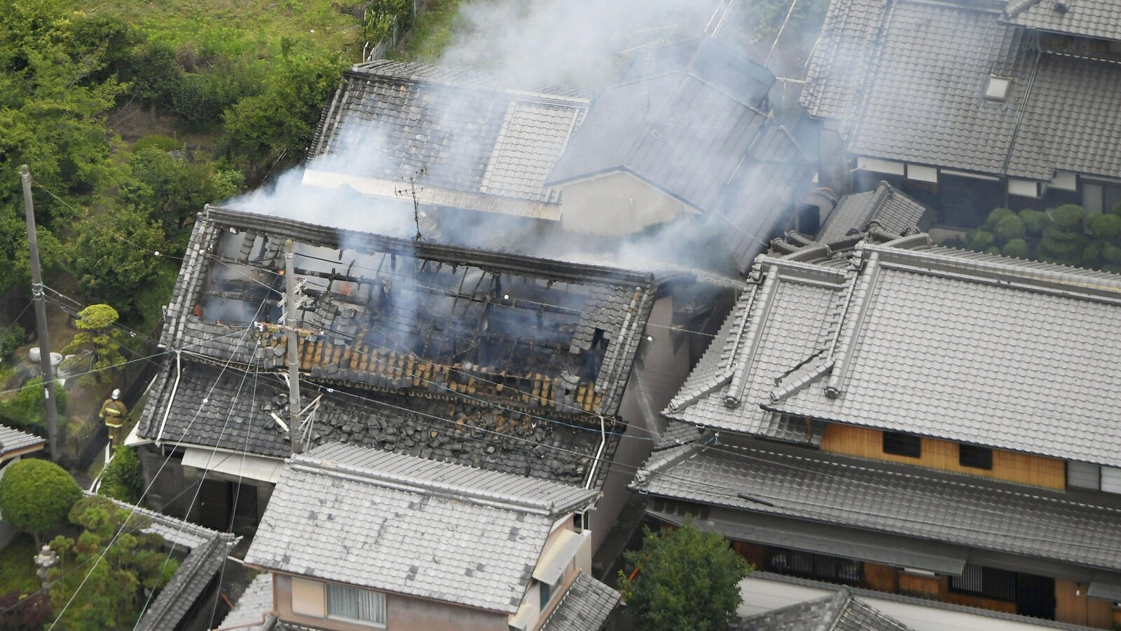 Une résidence incendiée après le tremblement de terre à Takatsuki dans la préfecture d'Osaka au Japon.