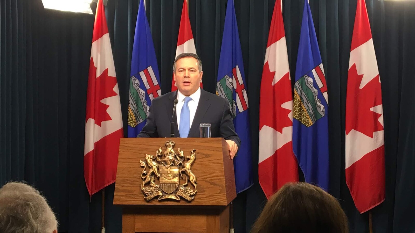 Jason Kenney en conférence de presse.
