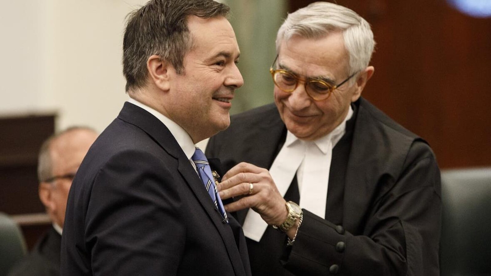 Le directeur de la Chambre, Robert Wanner, met une épinglette sur le premier ministre de l'Alberta, Jason Kenney.