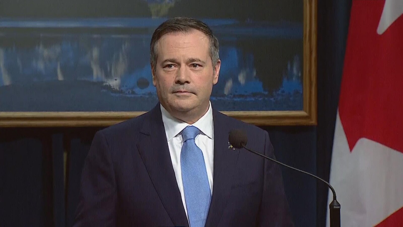 Jason Kenney lors d'une conférence de presse.