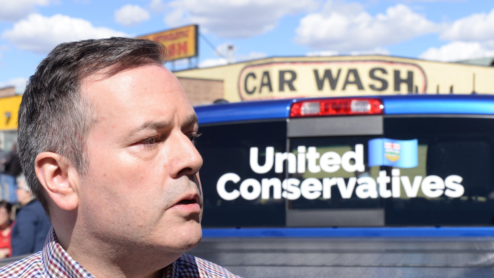 Jason Kenney devant son camion aux couleurs du Parti conservateur uni.