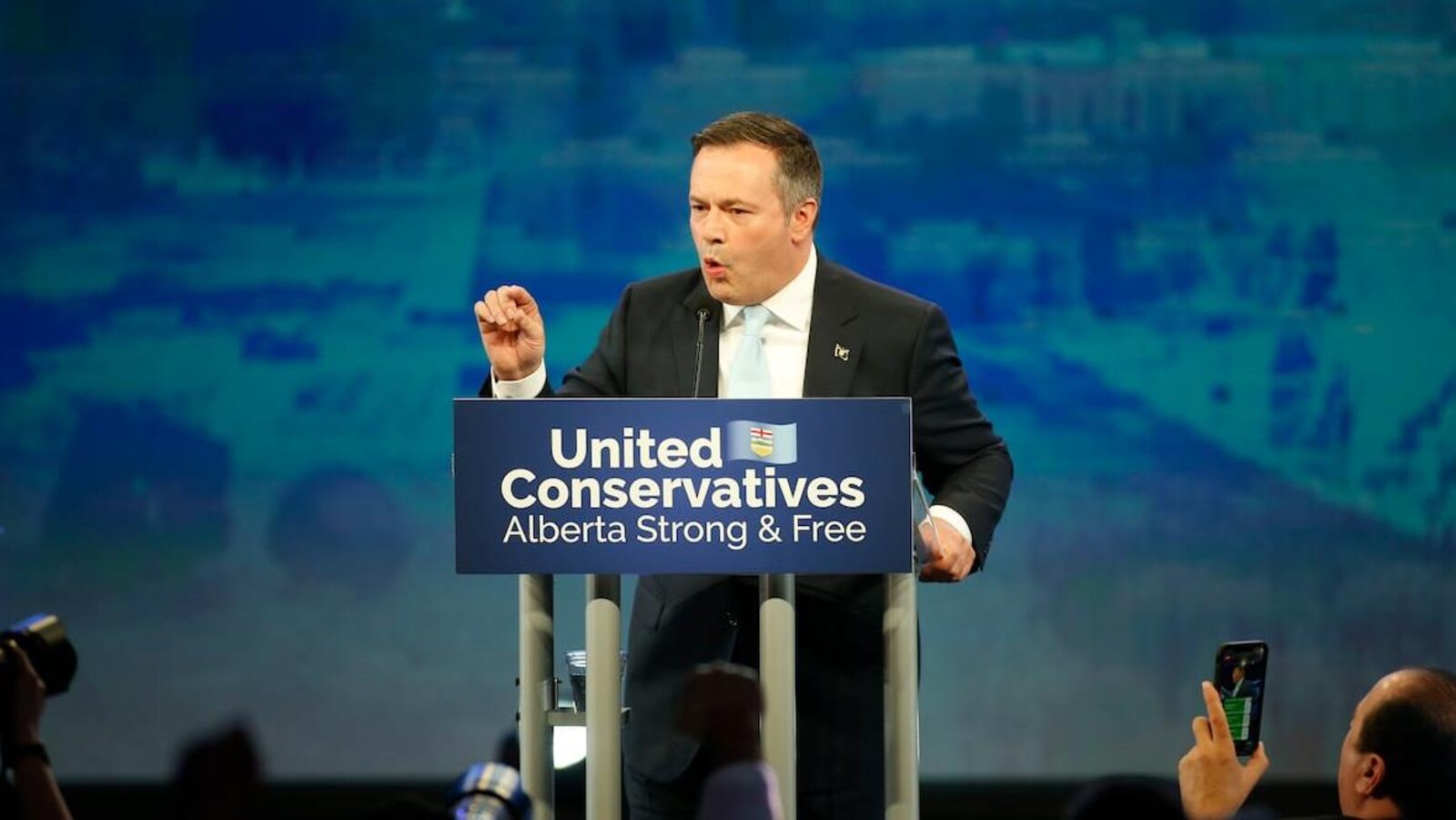 Un homme fait un discours.