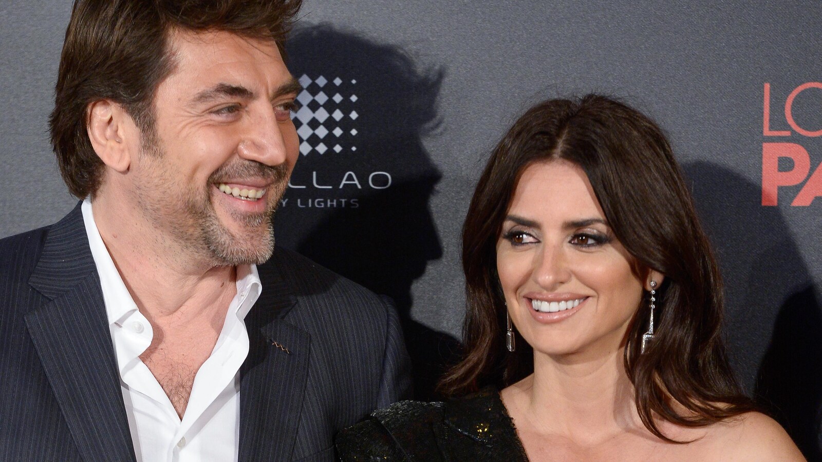 Les deux acteurs sourient aux photographes.