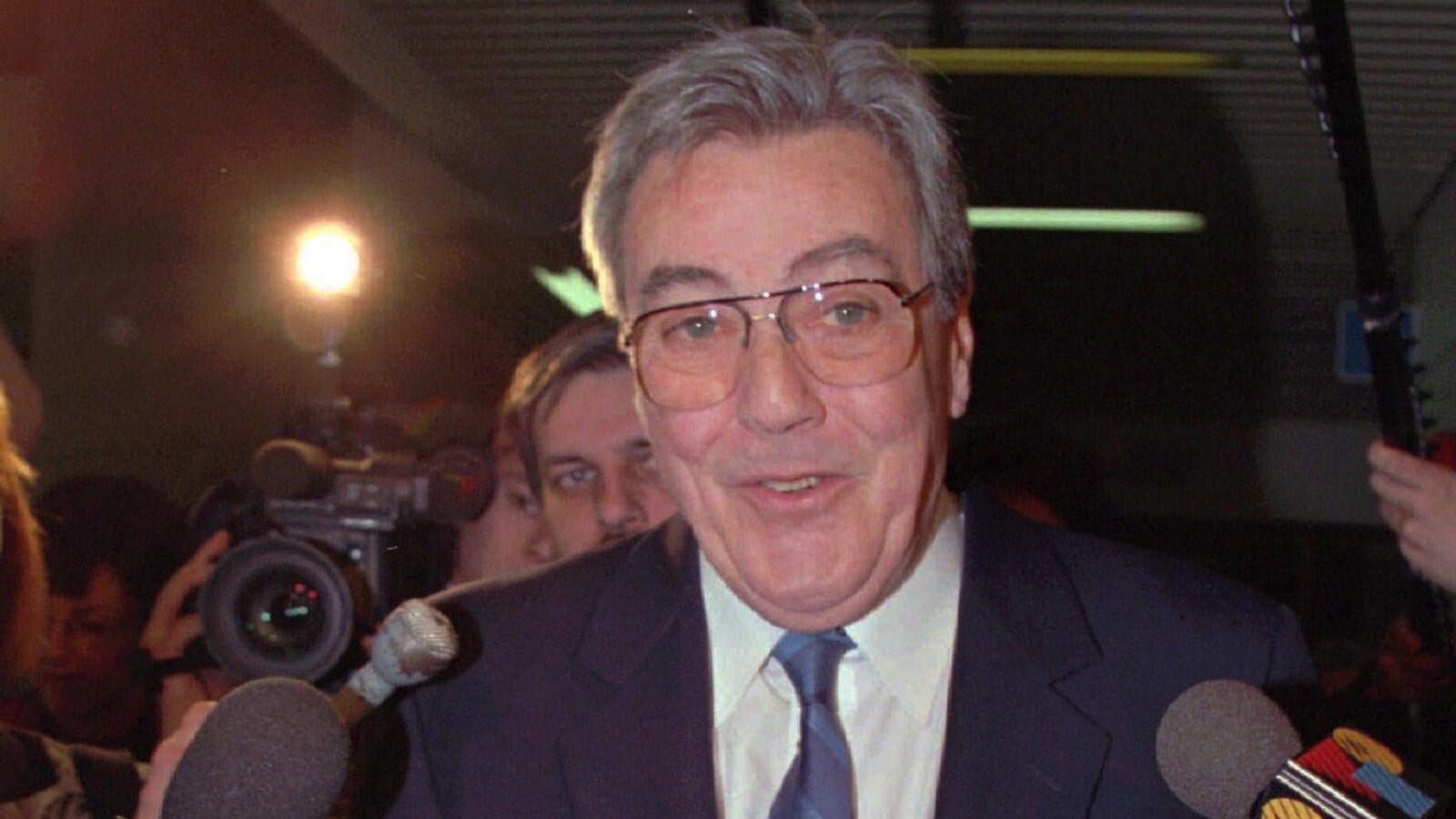 Jean Bienvenue s'adressant à des journalistes.