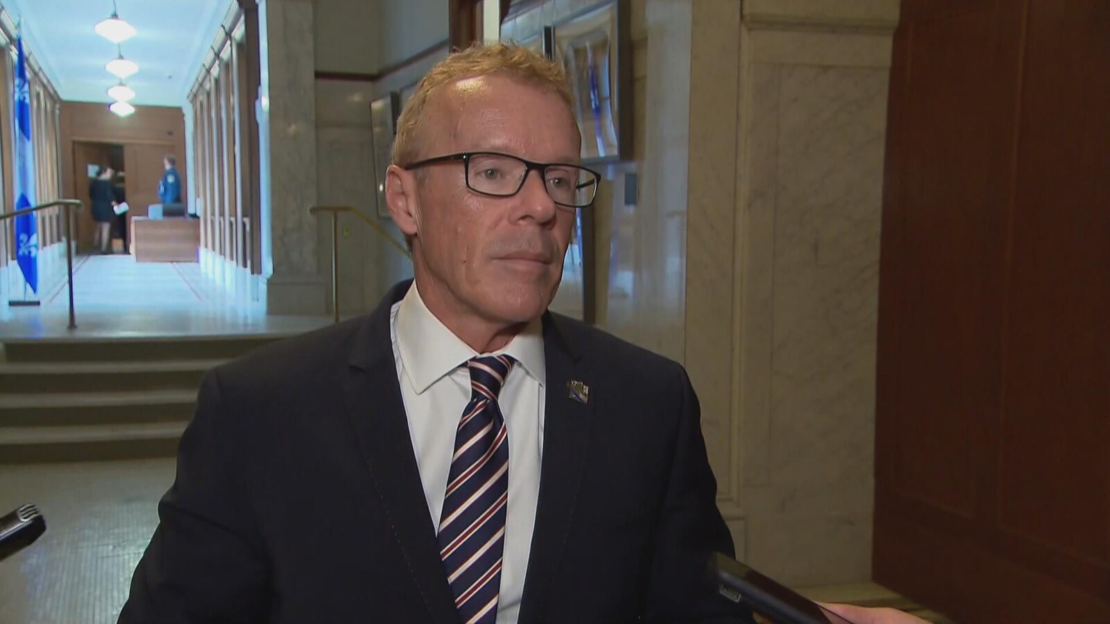 Jean Boulet dans le couloir de l'Assemblée nationale à Québec, en mêlée de presse.