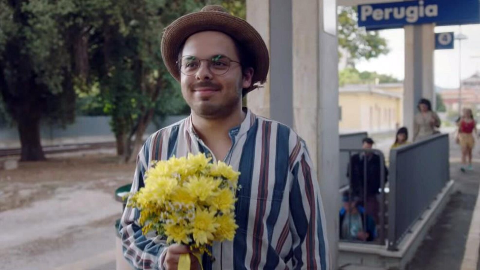 Jean-Carl Boucher tient un bouquet de fleurs jaunes dans une scène du film <i>1991</i>.
