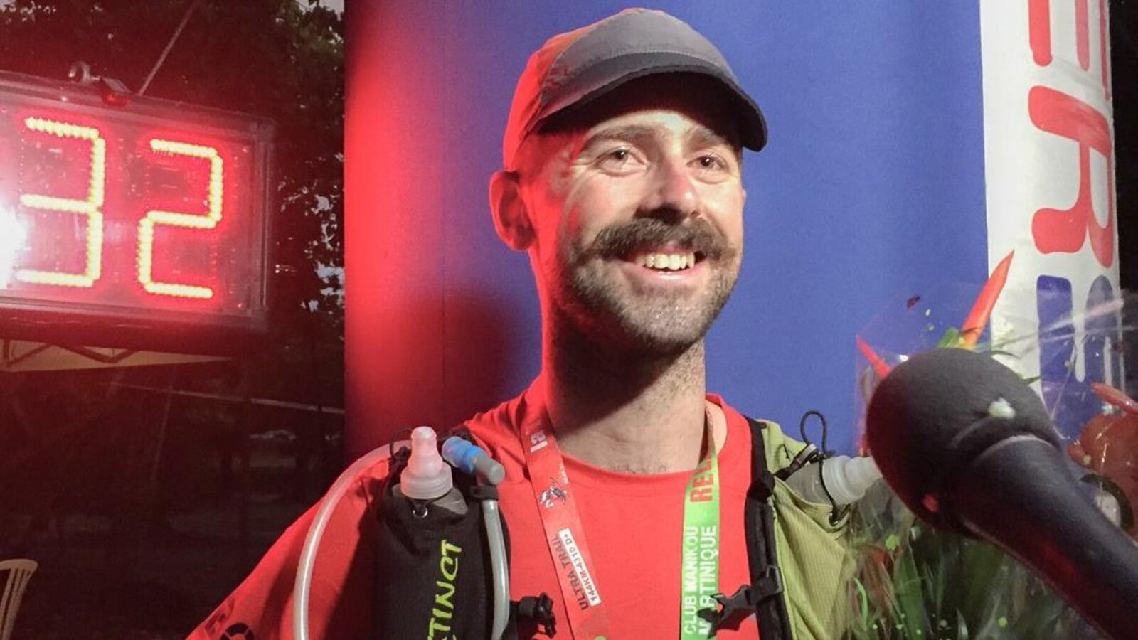 L’ultramarathonien Jean-François Cauchon pose fièrement avec sa médaille.
