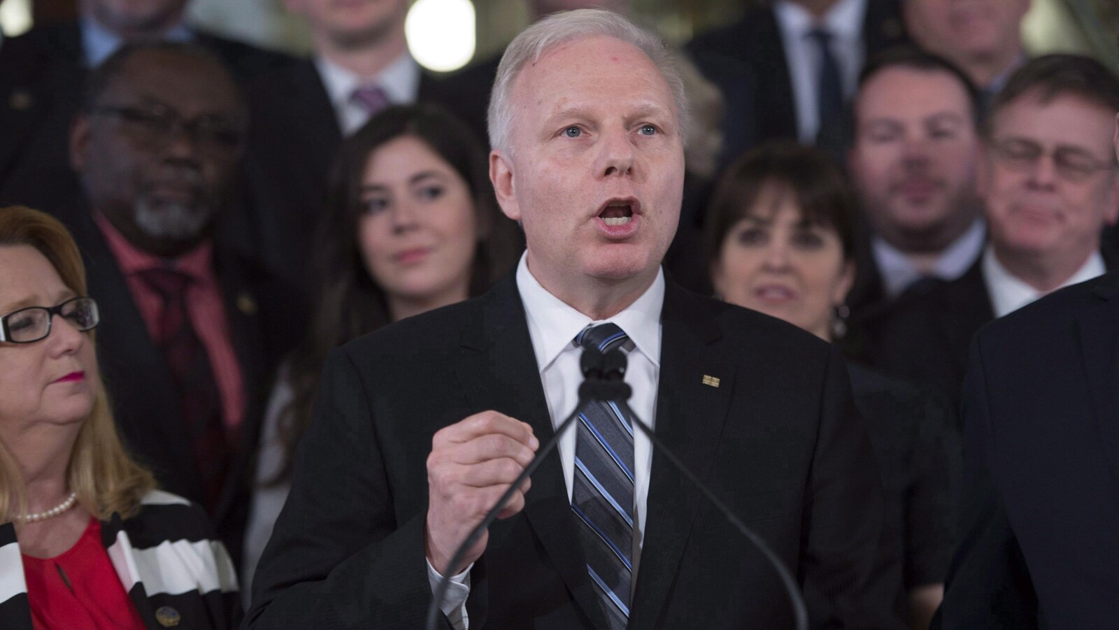 Le chef du Parti québécois, Jean-François Lisée, avec les membres de son caucus à la dernière fin de session parlementaire