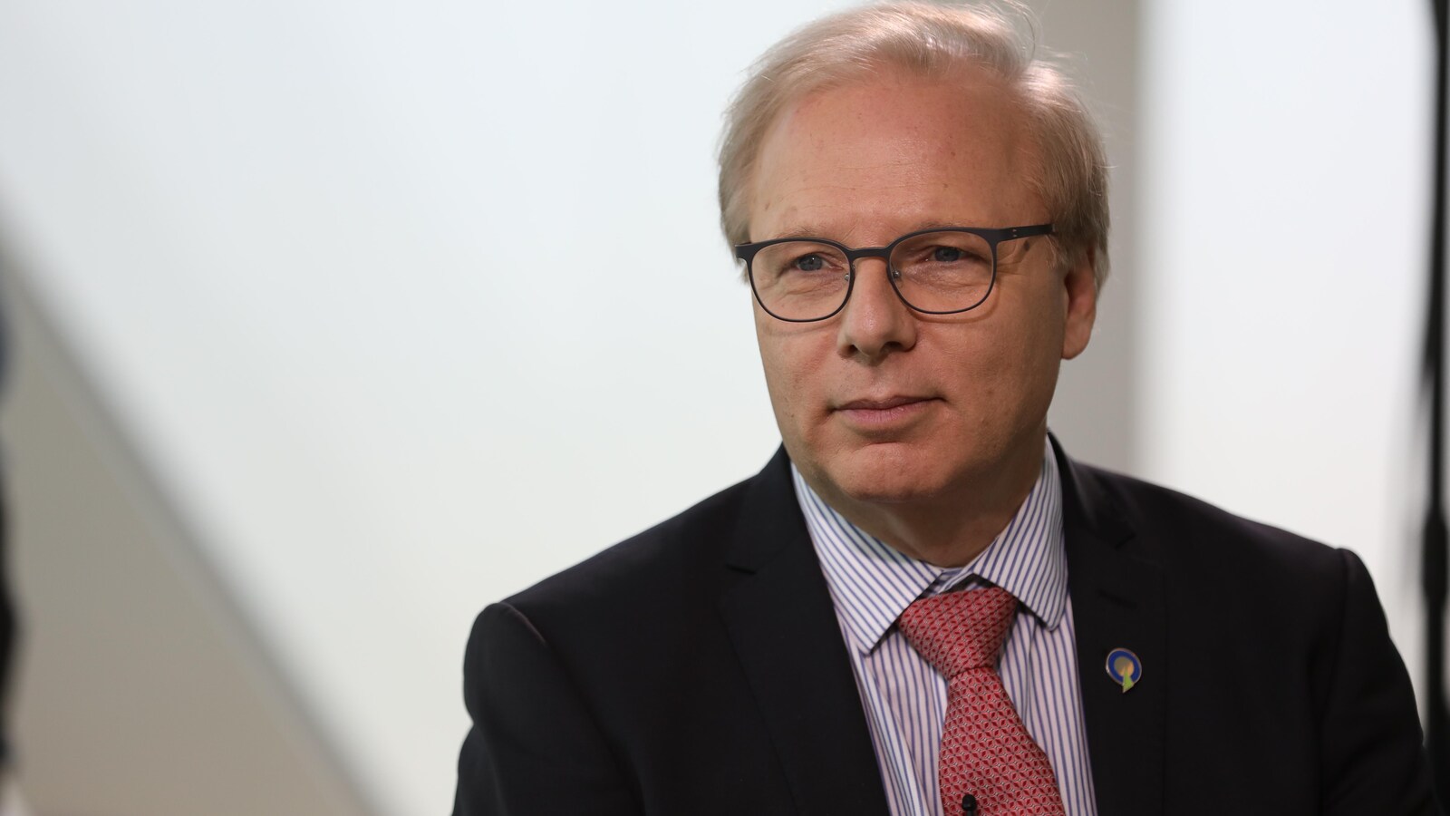 Jean-François Lisée regarde la caméra.
