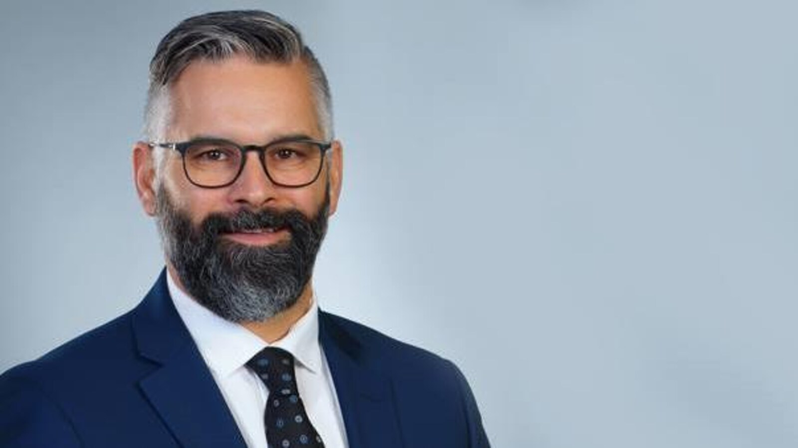 Jean-François Pressé, nouveau PDG de l'Institut national des mines du Québec, regarde droit dans l'objectif de la caméra.
