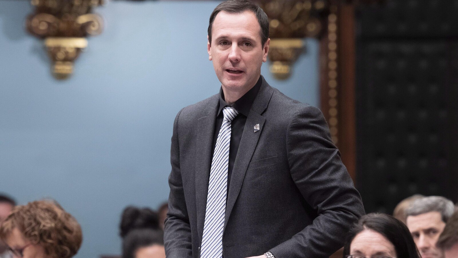 Jean-François Roberge, documents en main, est debout à l'Assemblée nationale.