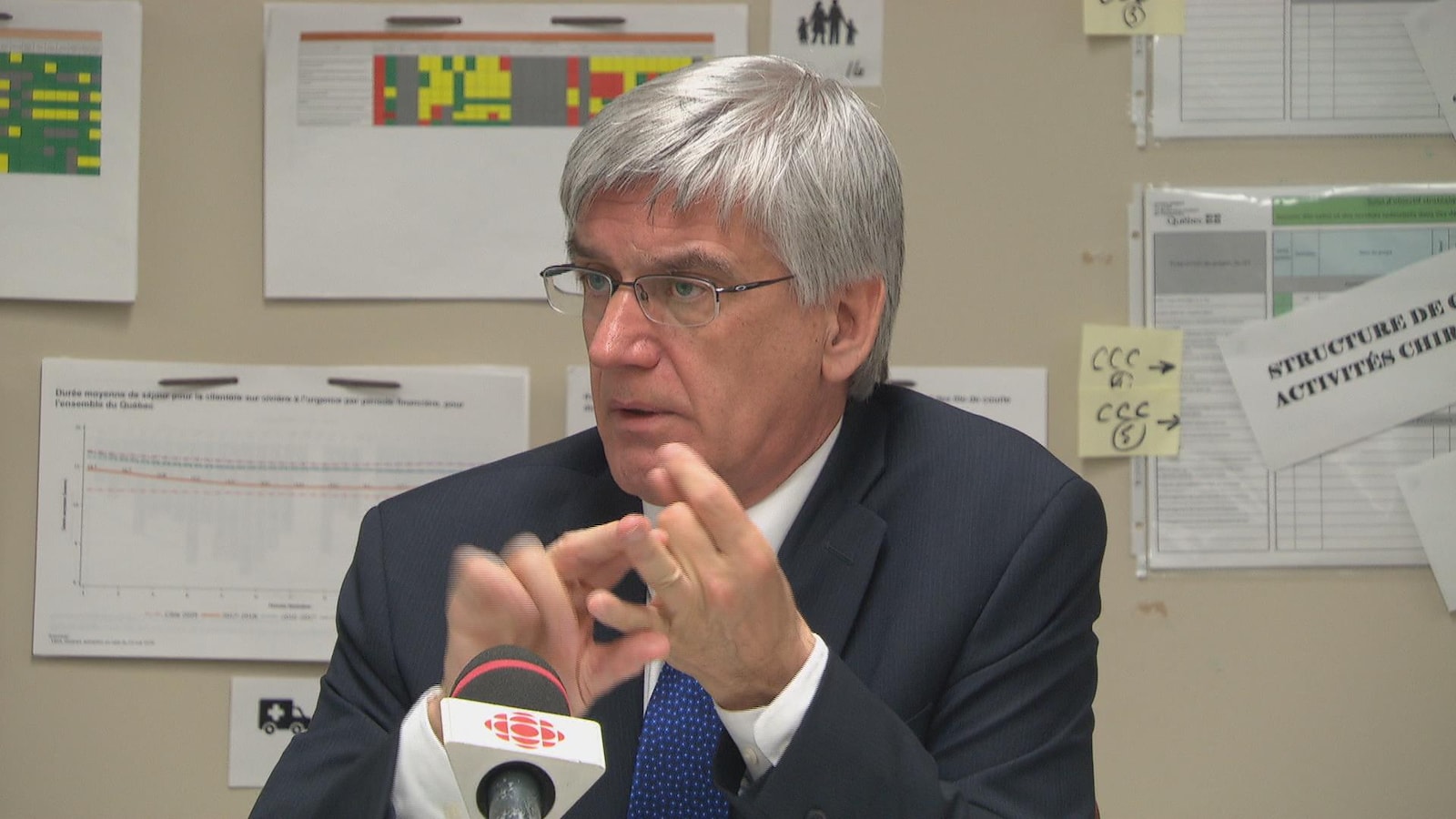 Jean Hébert répond aux questions des journalistes.