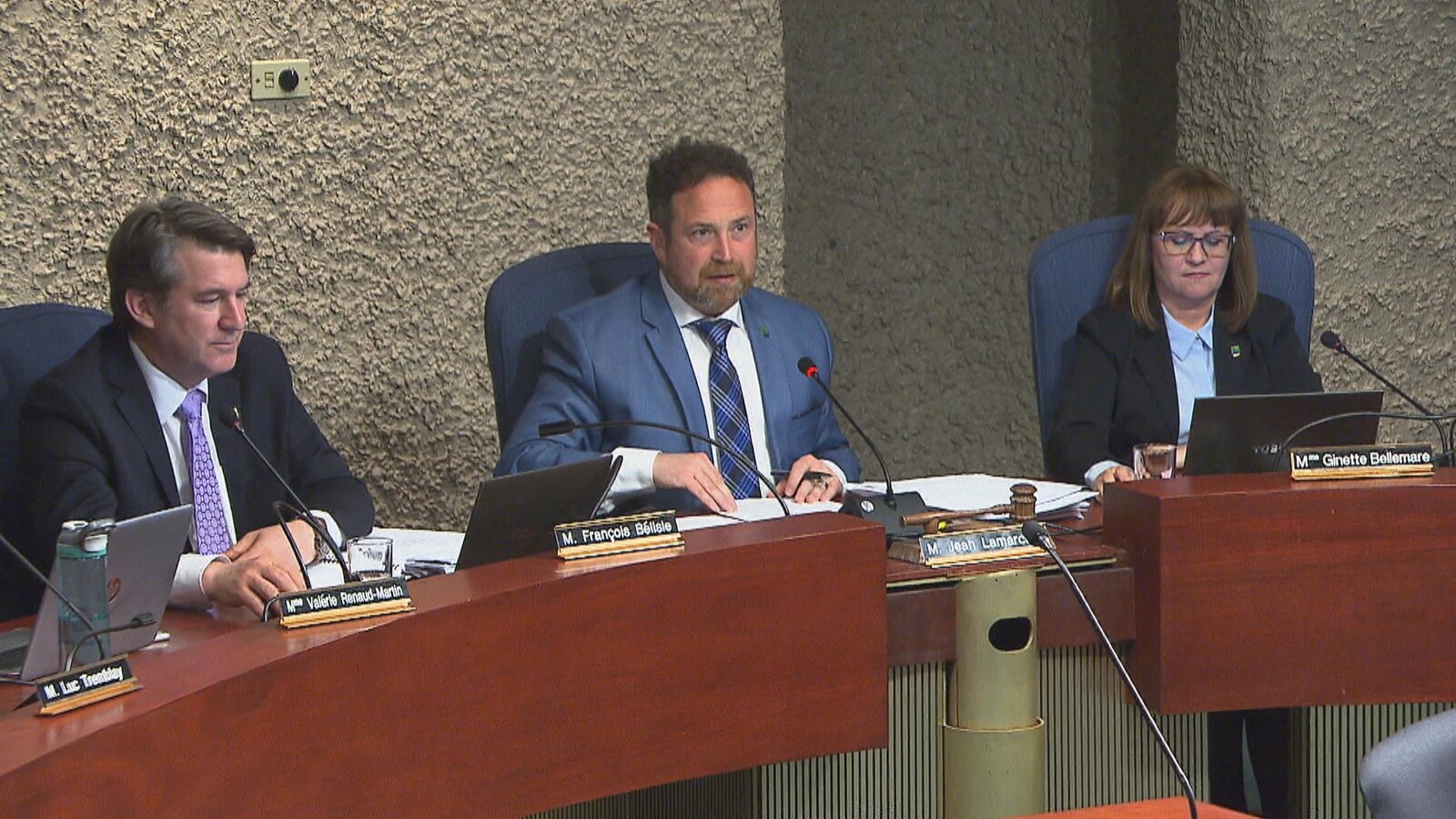Jean Lamarche aux côtés de Ginette Bellemare et François Bélisle dans la salle du conseil municipal à l'hôtel de ville de Trois-Rivières.