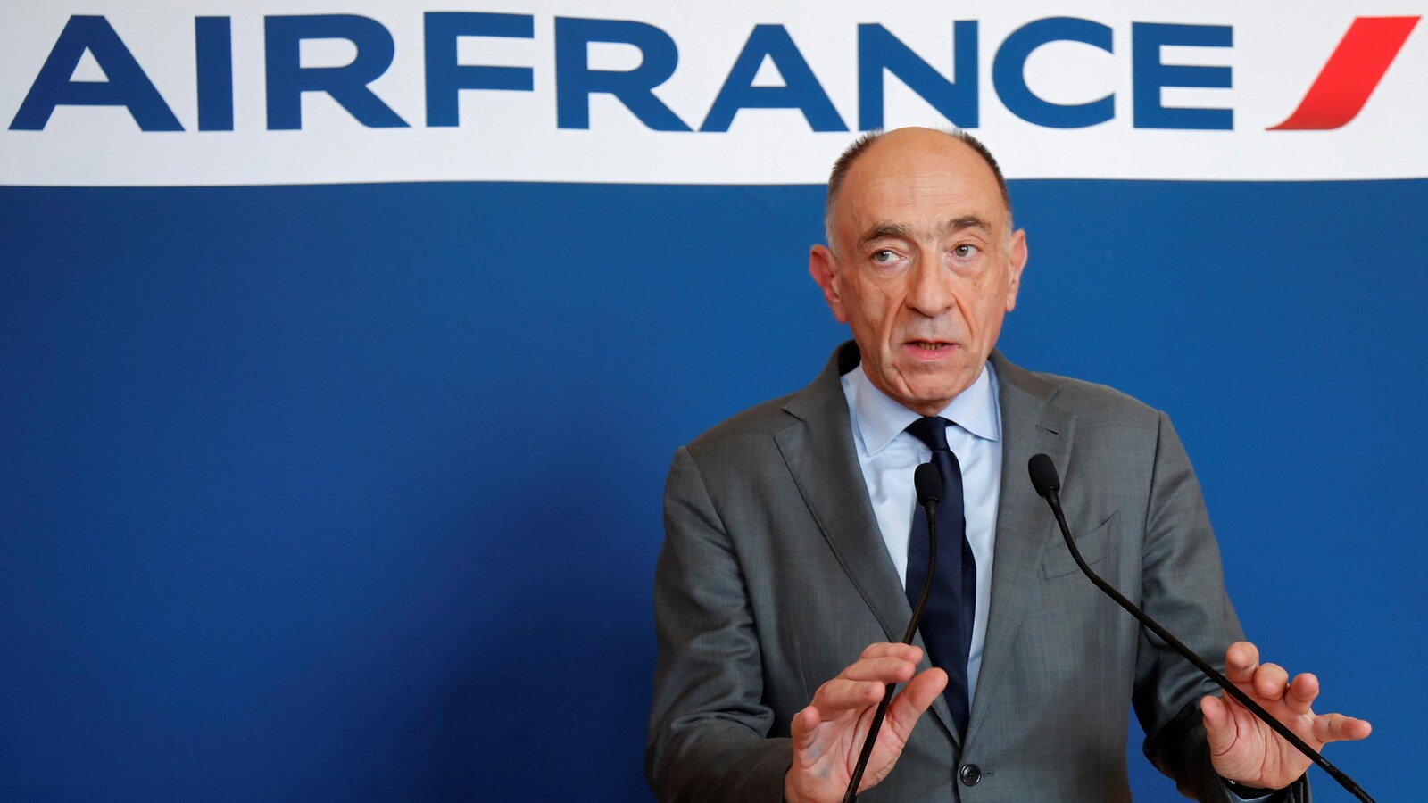 Le PDG d'Air France, Jean-Marc Janaillac, annonce sa démission, le 4 mai, lors d'une conférence de presse à Paris.