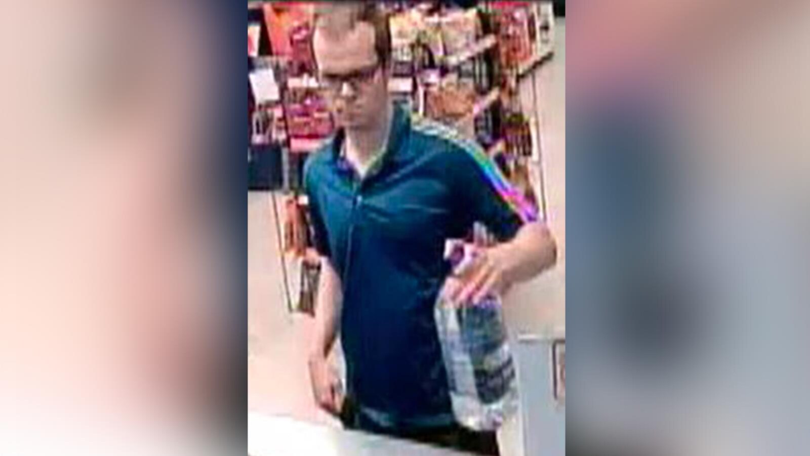 Photo de caméra de surveillance montrant Jean-Michel Fortin effectuant des achats dans un dépanneur.