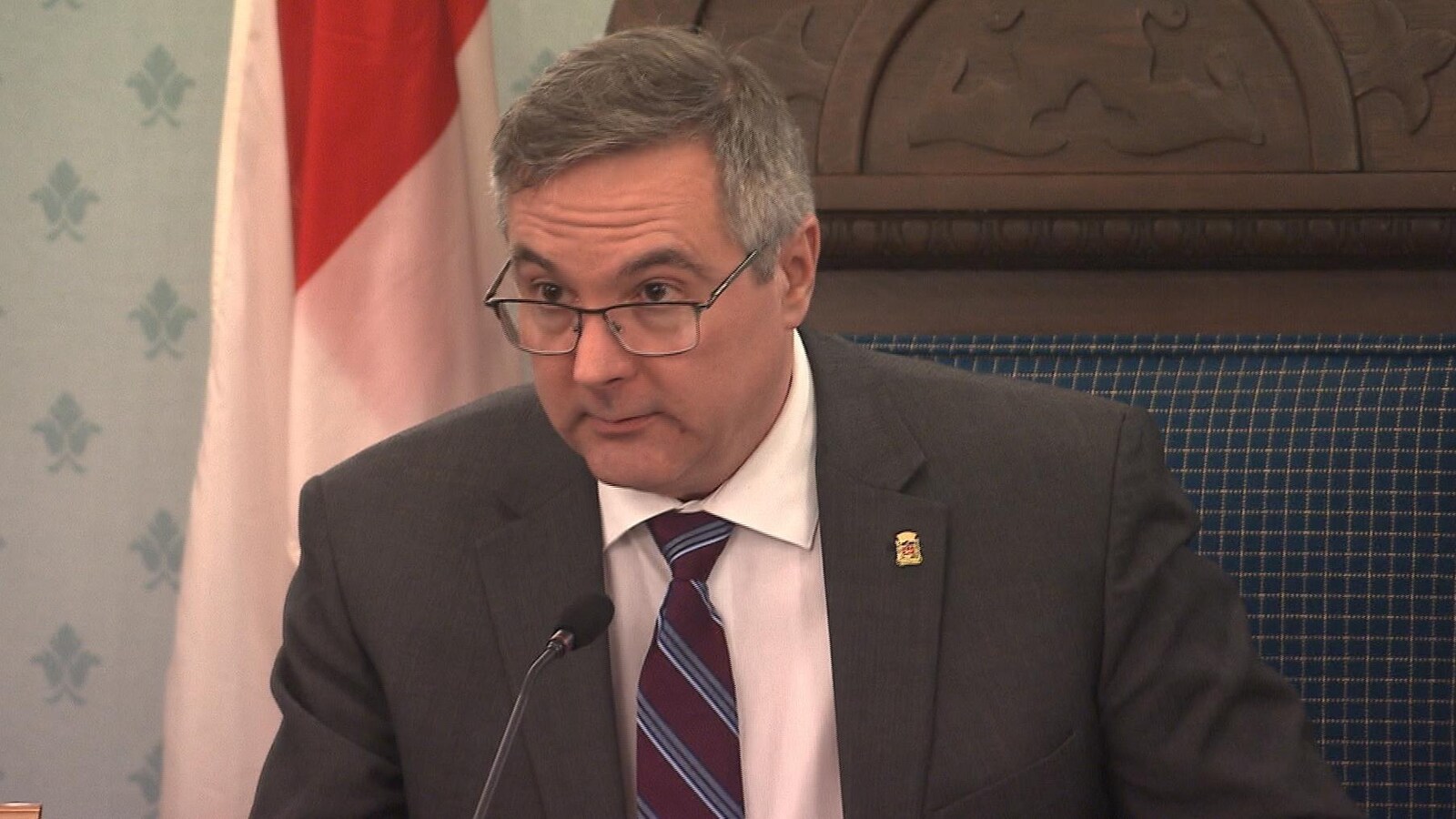 Le maire suppléant de Chambly répond à une question d'un citoyen.