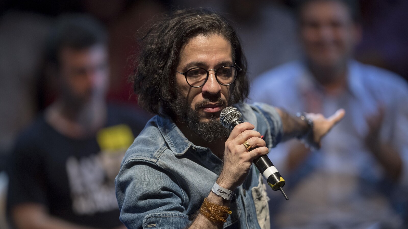 Le député brésilien Jean Wyllys s'adresse à des militants lors d'un rallye, micro à la main, en avril 2018.