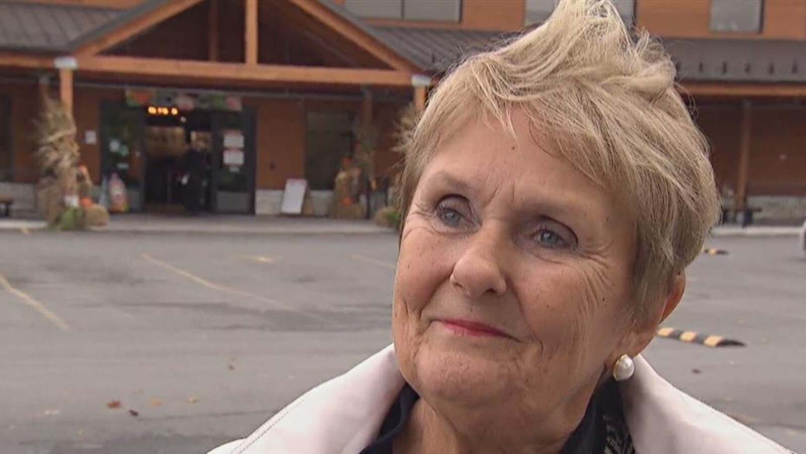 La mairesse d'Hawkesbury devant un centre commercial. (Archives)
