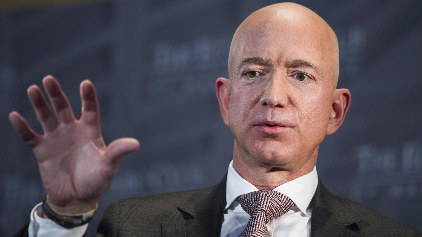 Visage en gros plan de Jeff Bezos. 